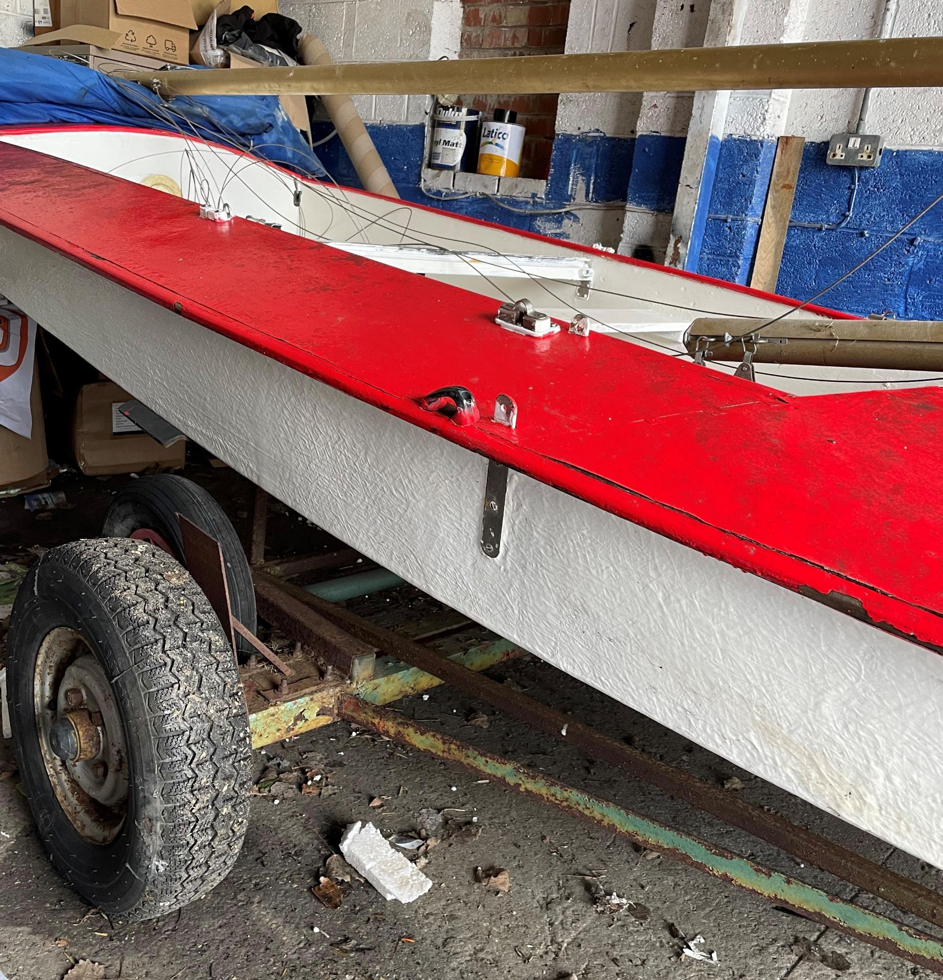 Red and white Fireball sailing boat with a 9' 9" (297cm) mast. - Bild 18 aus 24