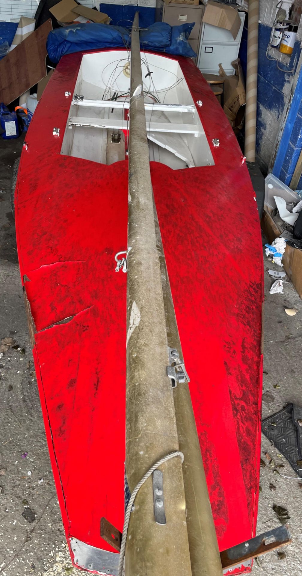 Red and white Fireball sailing boat with a 9' 9" (297cm) mast. - Bild 17 aus 24
