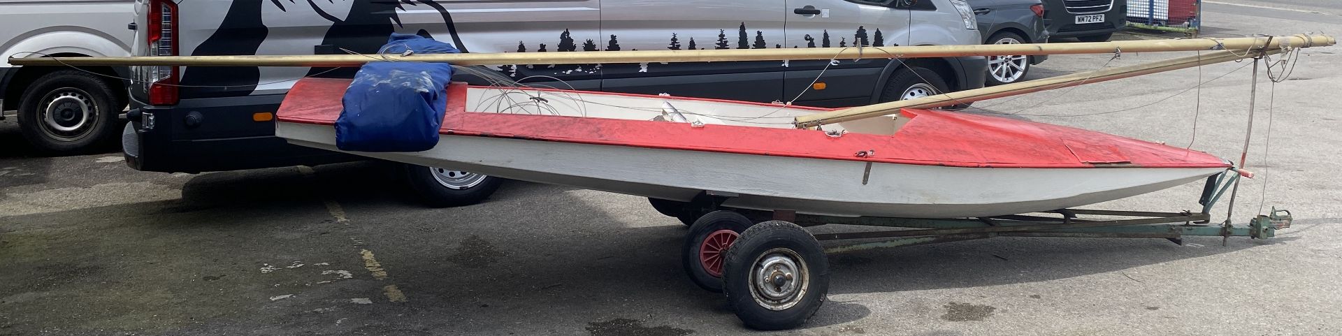 Red and white Fireball sailing boat with a 9' 9" (297cm) mast. - Image 4 of 24