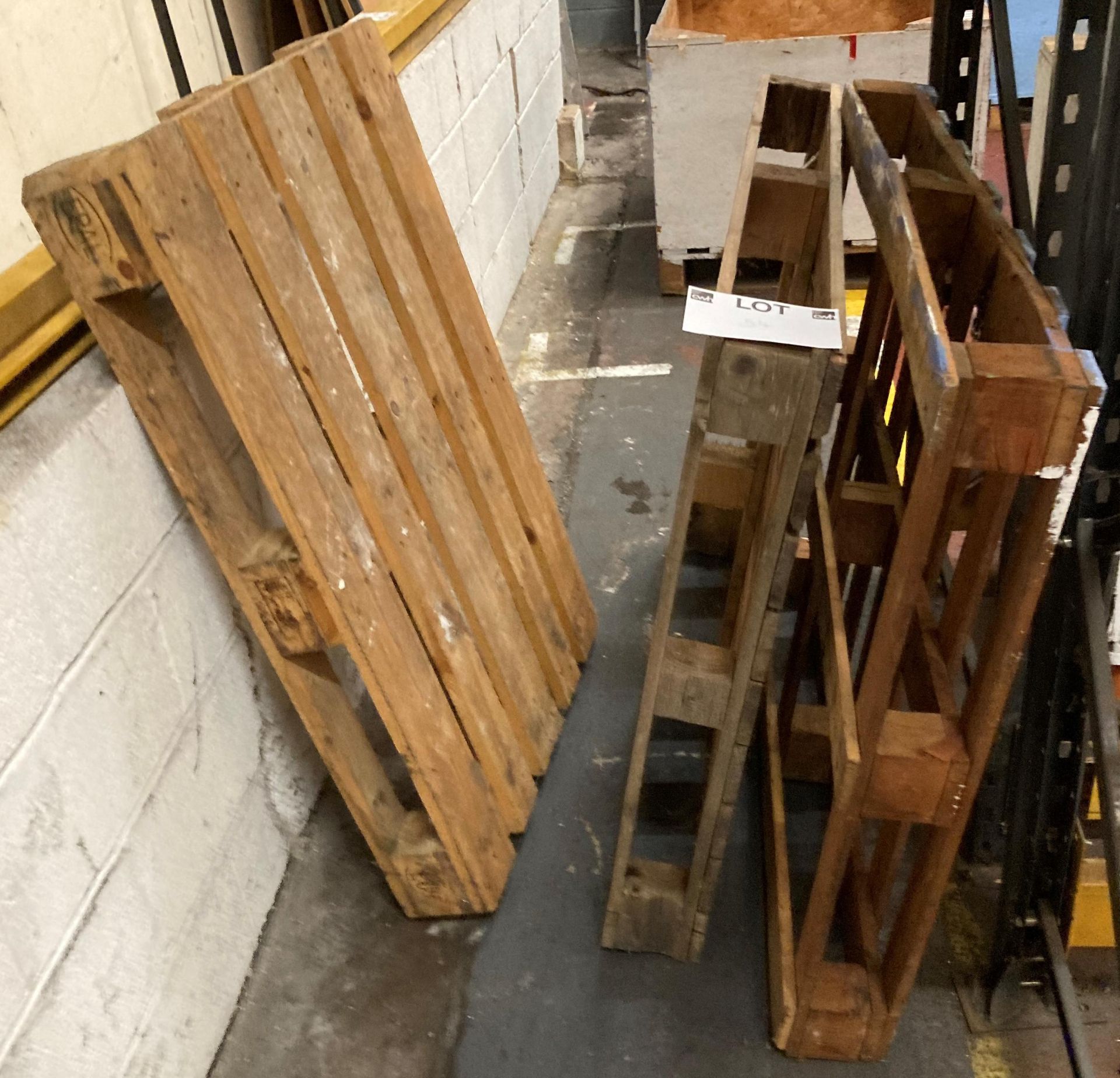 Thirty-five wooden pallets, 100cm x 119cm (collection address: Unit 6A, Church Street, Mexborough, - Bild 3 aus 8