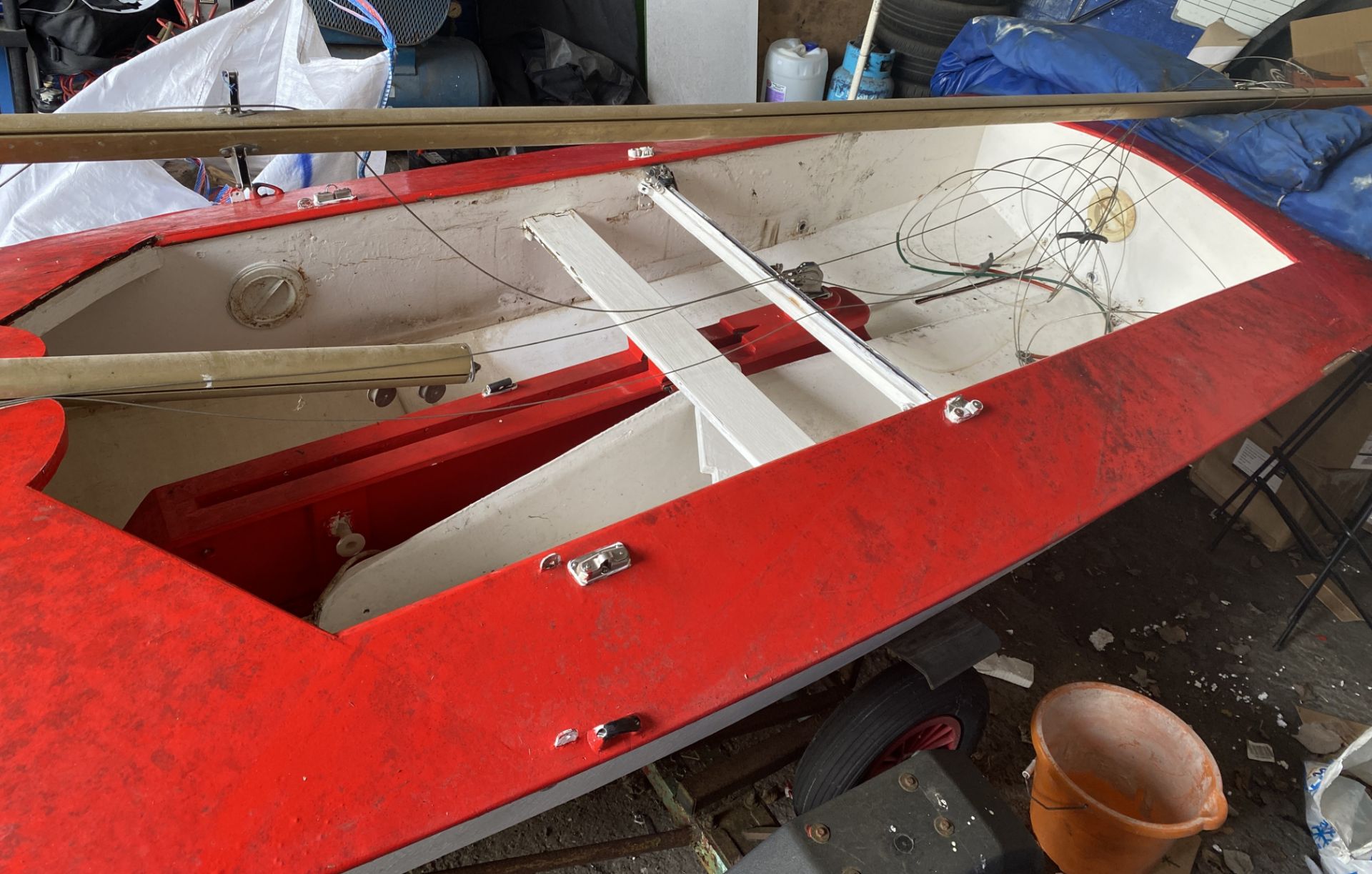 Red and white Fireball sailing boat with a 9' 9" (297cm) mast. - Bild 22 aus 24