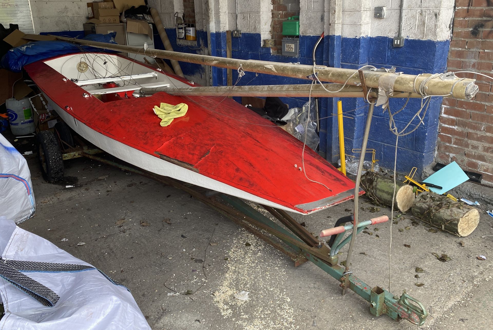 Red and white Fireball sailing boat with a 9' 9" (297cm) mast. - Image 19 of 24