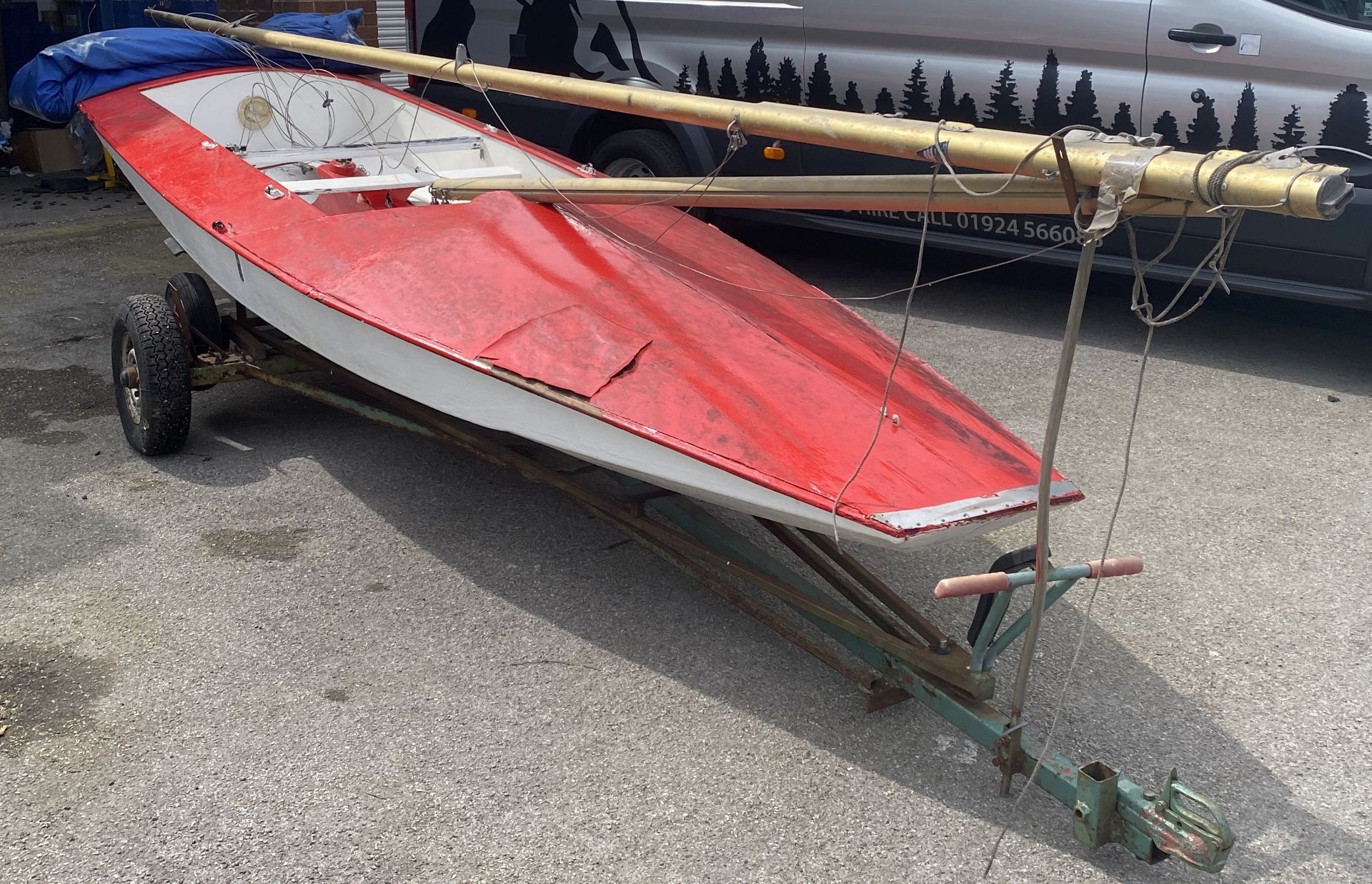 Red and white Fireball sailing boat with a 9' 9" (297cm) mast. - Bild 2 aus 24