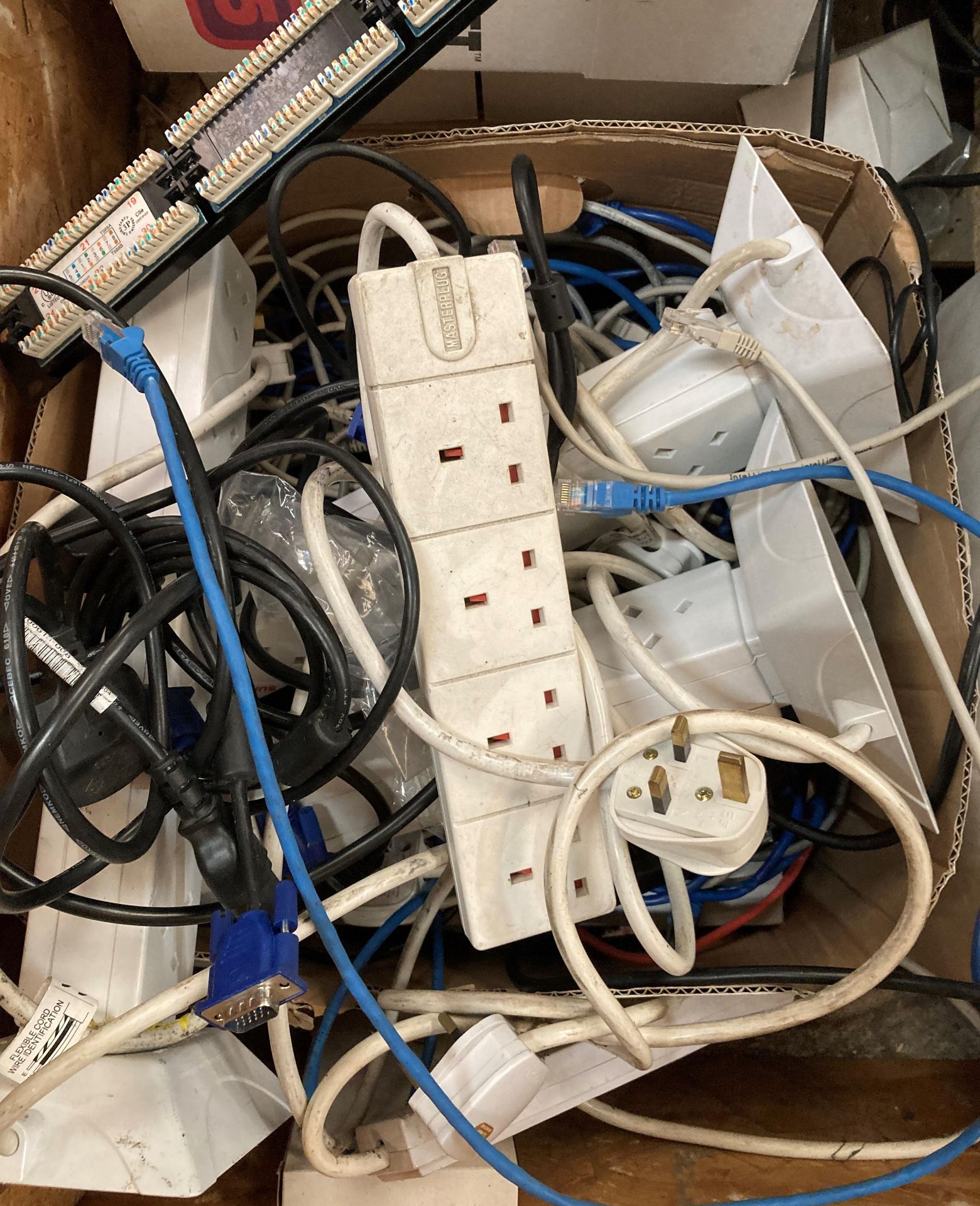 Contents to crate - assorted extension leads, power cables, cat five, - Image 2 of 4
