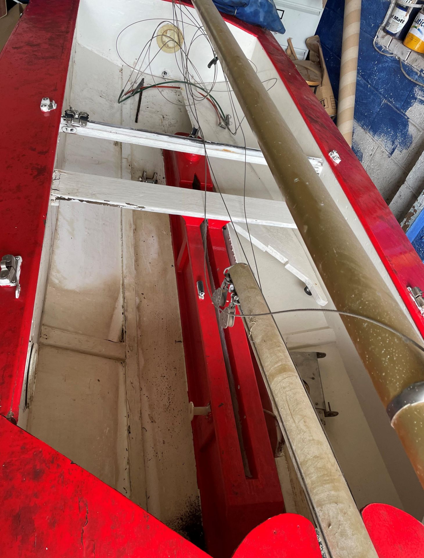 Red and white Fireball sailing boat with a 9' 9" (297cm) mast. - Bild 15 aus 24