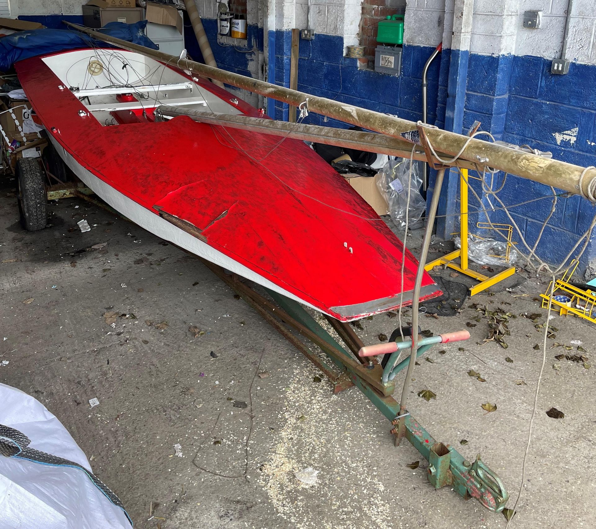 Red and white Fireball sailing boat with a 9' 9" (297cm) mast. - Bild 14 aus 24