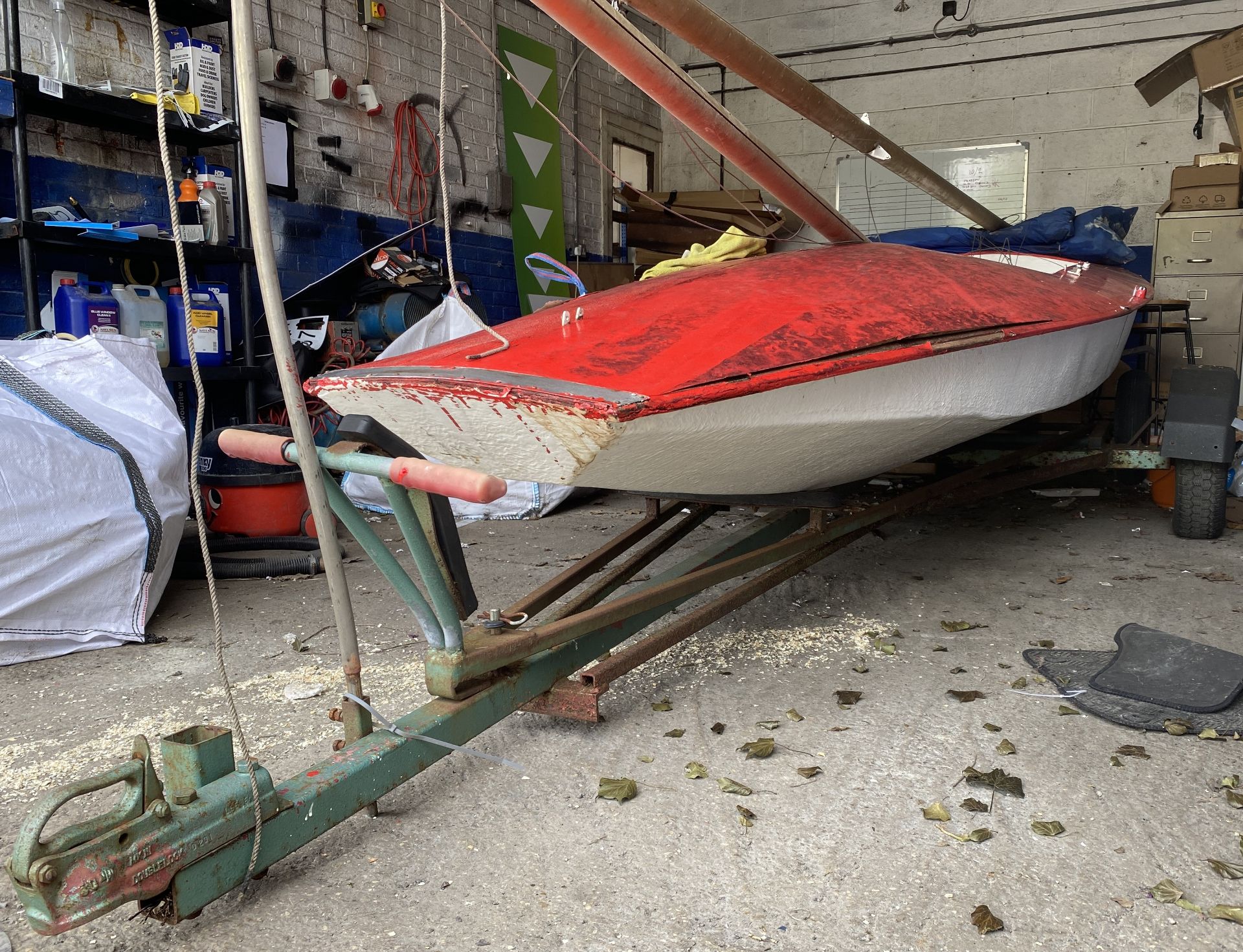 Red and white Fireball sailing boat with a 9' 9" (297cm) mast. - Bild 24 aus 24