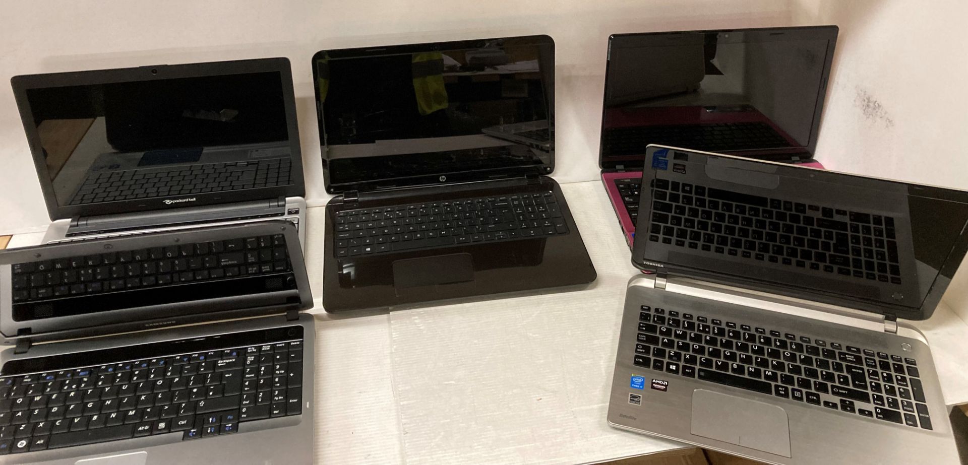 5 x assorted laptops (sold as seen) by Samsung, Packard bell,Toshiba, - Image 2 of 2