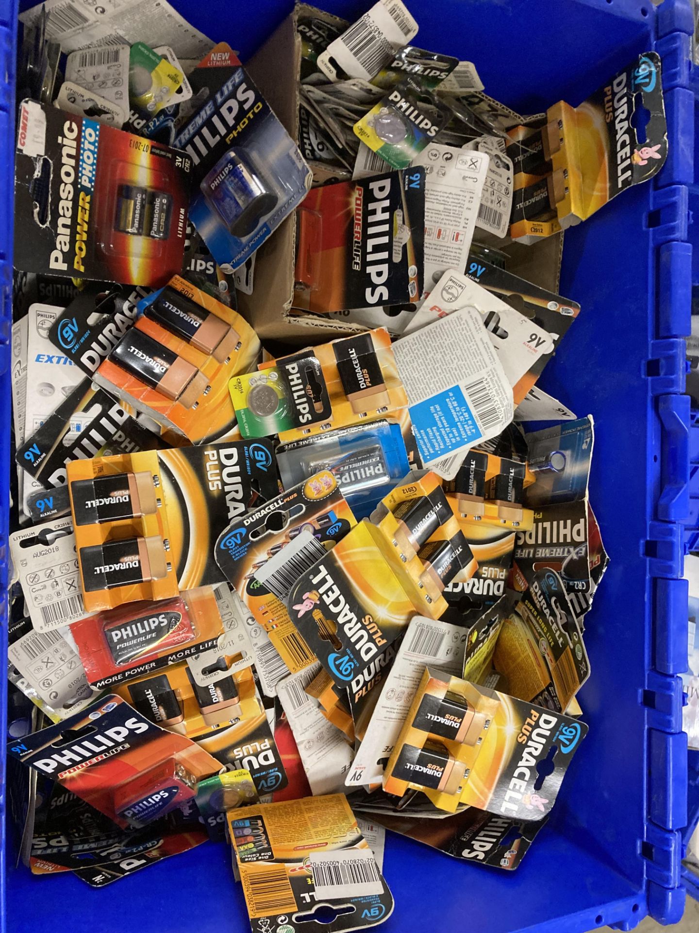 Contents to crate - assorted batteries by Duracell and Philips (please note: best before date