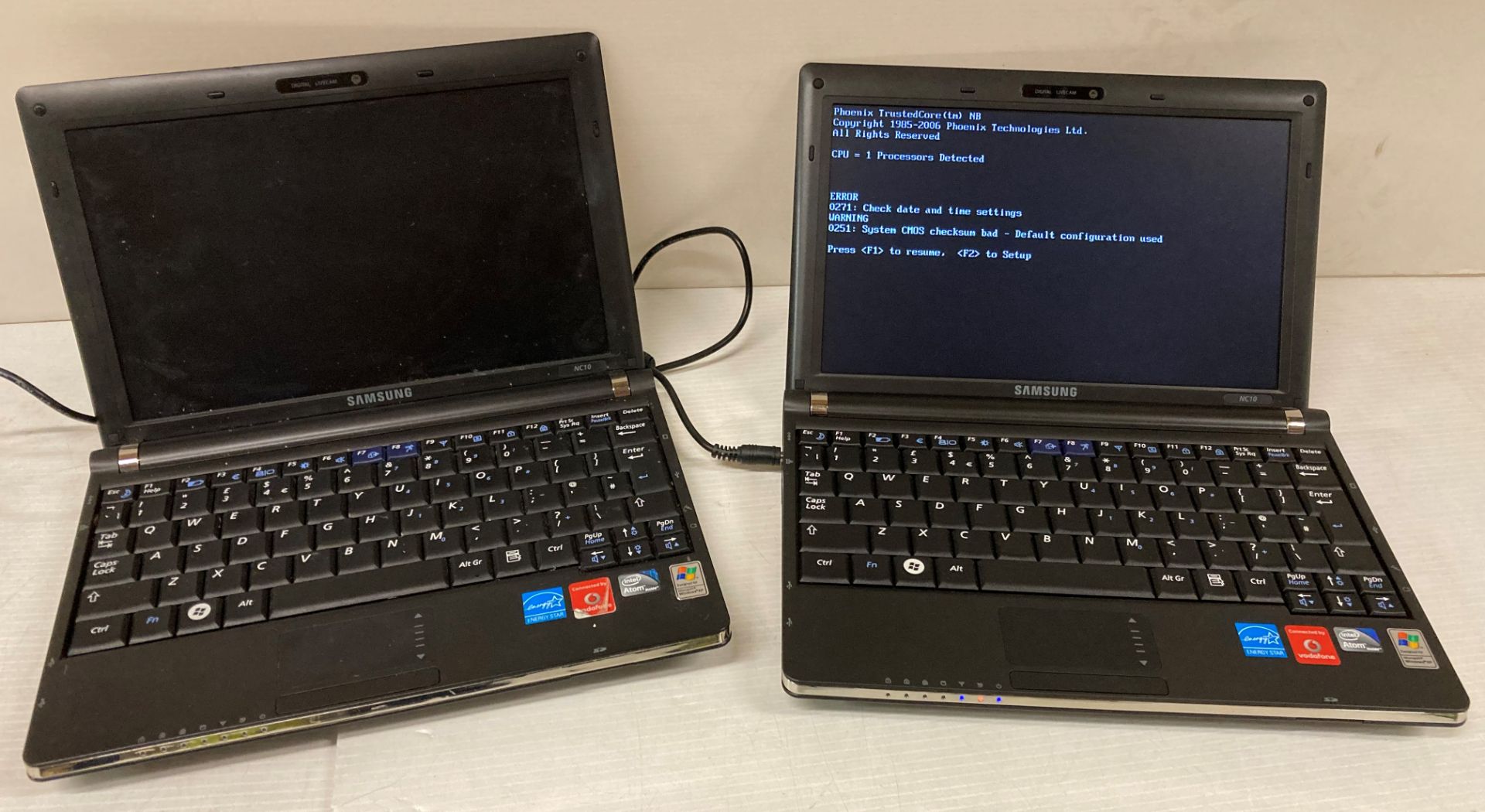 2 x Samsung NP-NC10 mini netbooks (only one power lead, no test,