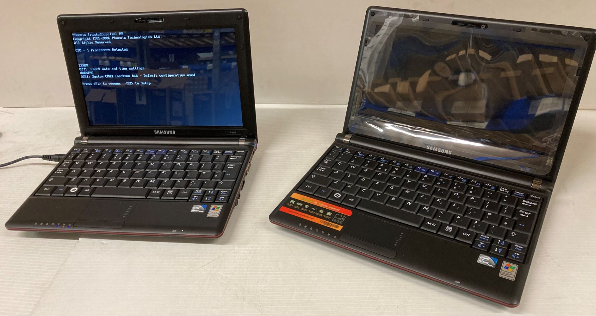 2 x Samsung NP-N110 mini netbooks (only one power lead,