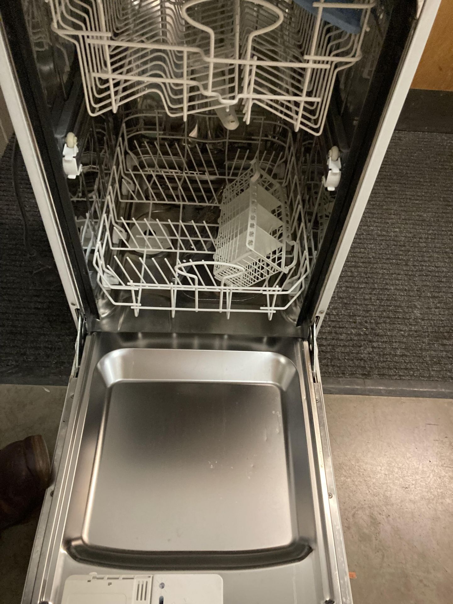 Indesit IDL40 dishwasher (PO) - Image 2 of 2