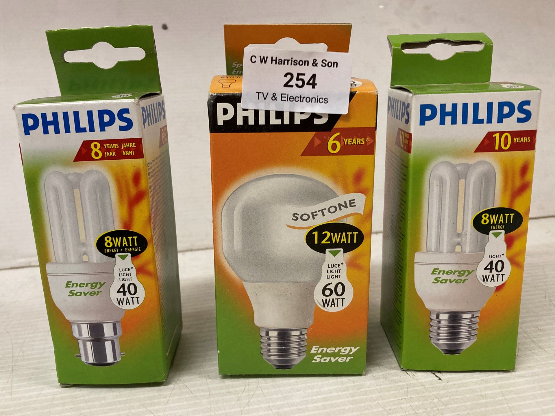 Contents to crate - 98 x assorted light bulbs by Philips (screw in and bayonet fittings) (G08