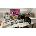 A mixed lot of 32 items to include retro radio, wall clocks, headphones, pen sets, putt returner,