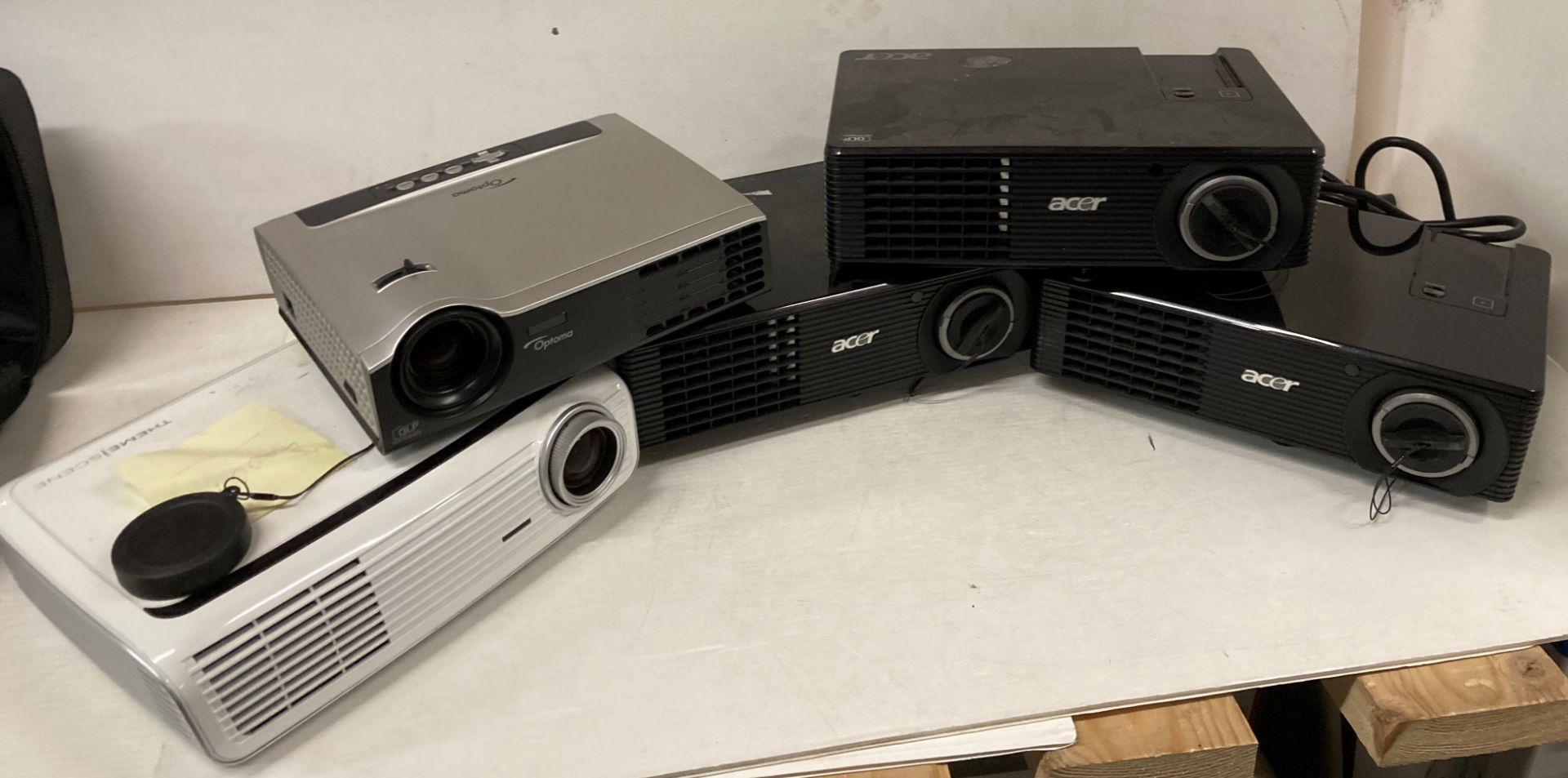 5 x assorted projectors by Acer X11609P Optima (one passed PAT test) and Theme scene - no test,