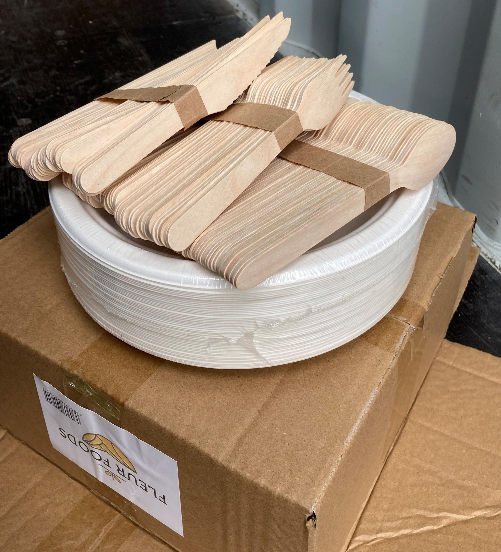 60 x packs and contents of approximately 60 x paper plates, sets of wooden knives, - Bild 2 aus 5
