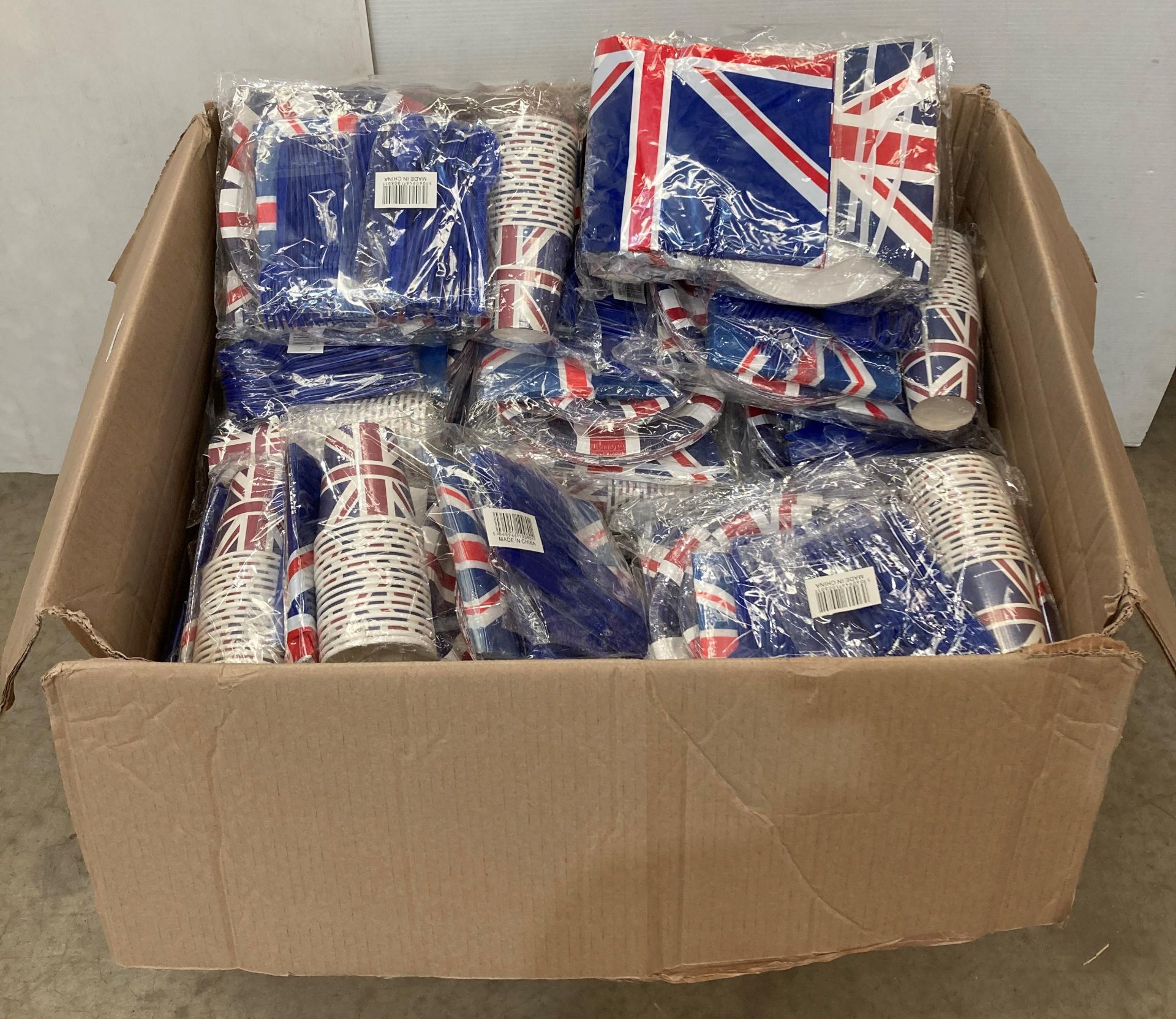 Contents to box - approximately 32 x Union Jack party sets for 16 people containing plastic knives,