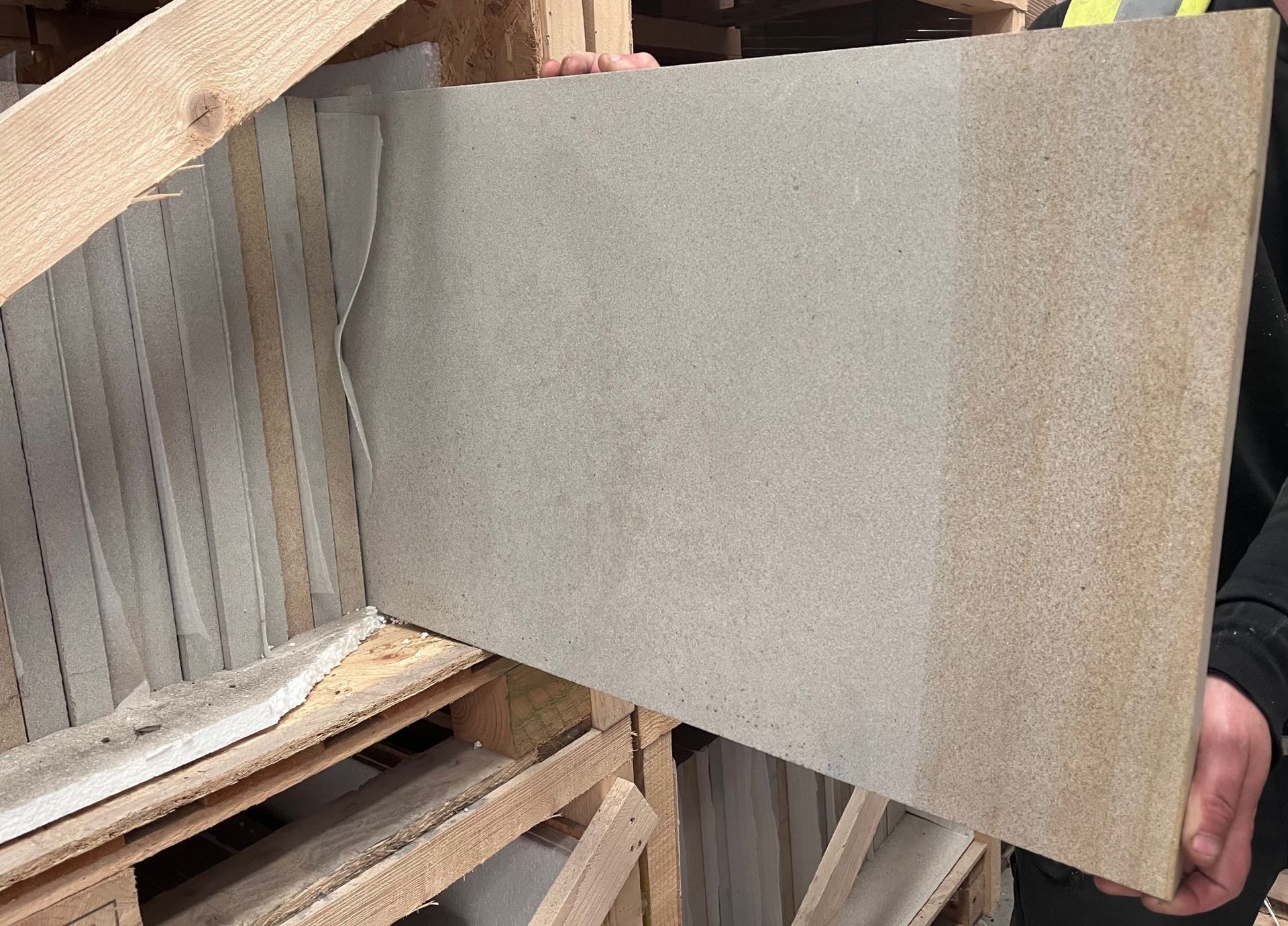 Contents to 3 pallets of BLOCKSTONE MOUSELOW NATURAL SANDSTONE, RUBBED FINISH FACING/PATIO STONE. - Bild 2 aus 8