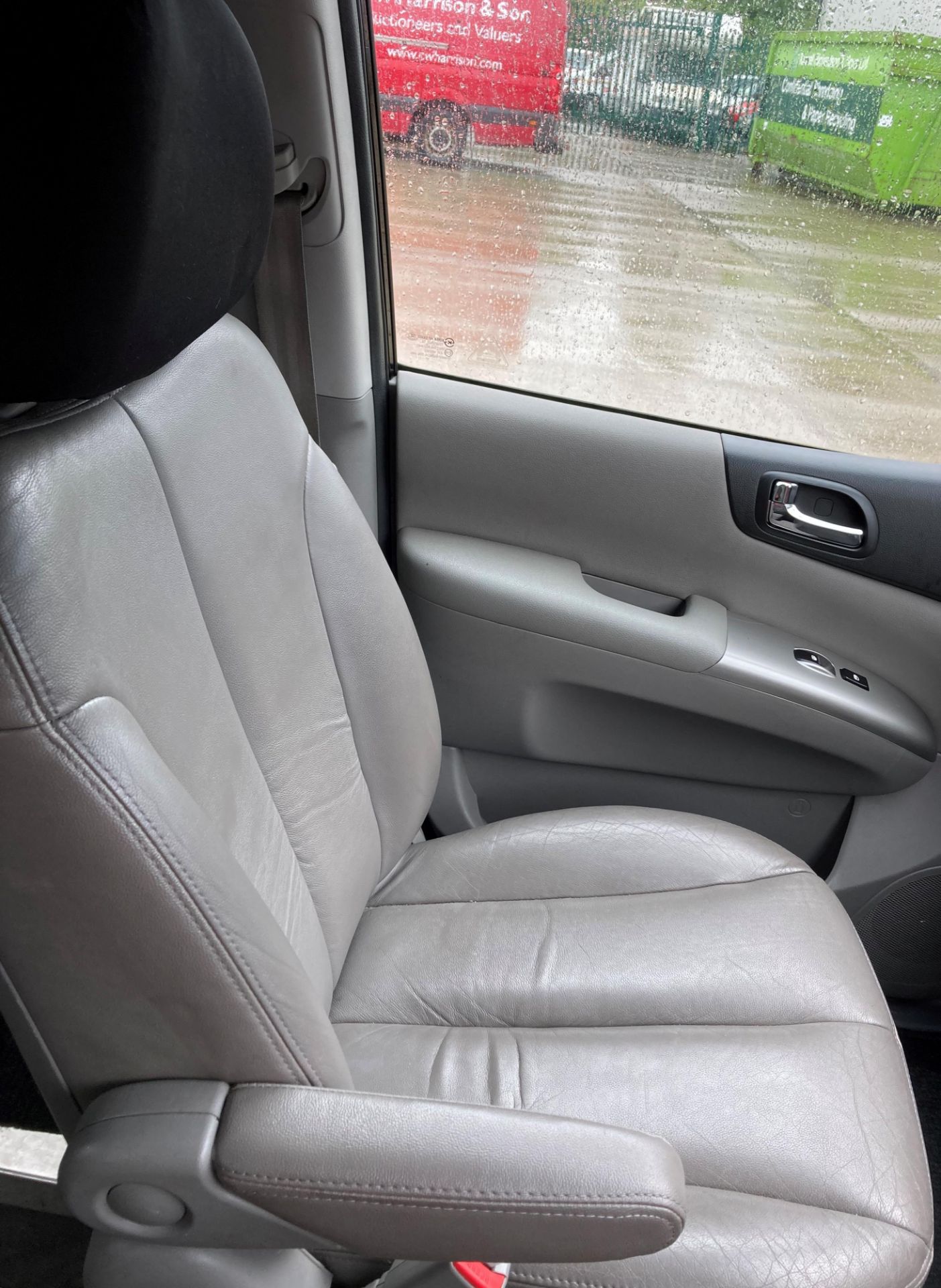 KIA SEDONA 3 CRDi AUTO MPV - Diesel - Black - Passenger seat dark grey leather, - Image 13 of 22