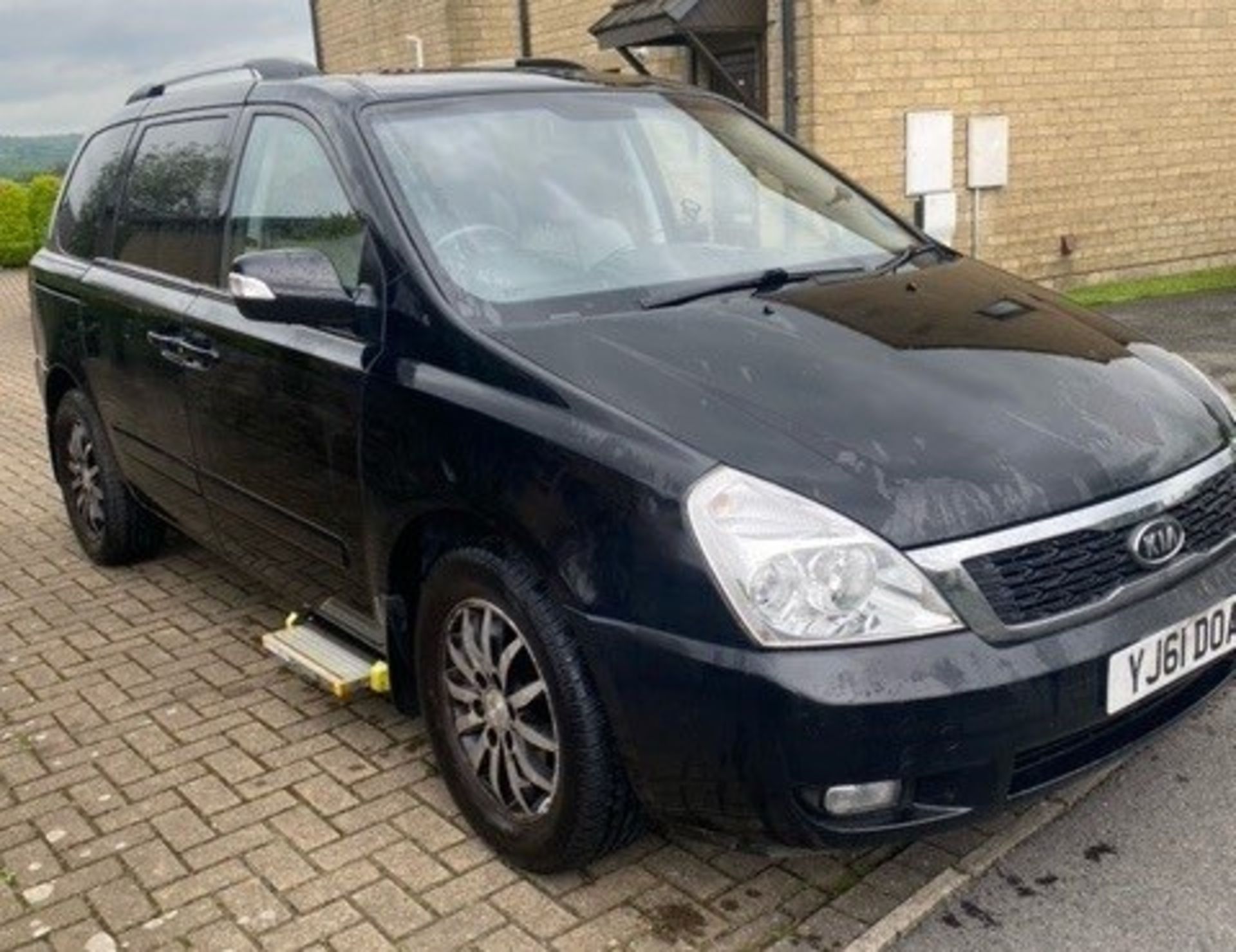 KIA SEDONA 3 CRDi AUTO MPV - Diesel - Black - Passenger seat dark grey leather, - Image 9 of 22