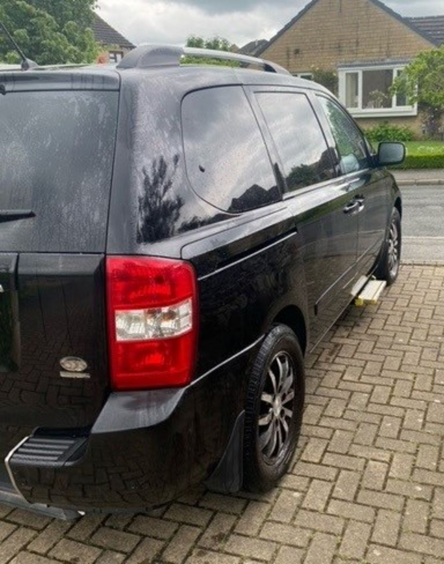 KIA SEDONA 3 CRDi AUTO MPV - Diesel - Black - Passenger seat dark grey leather, - Image 3 of 22