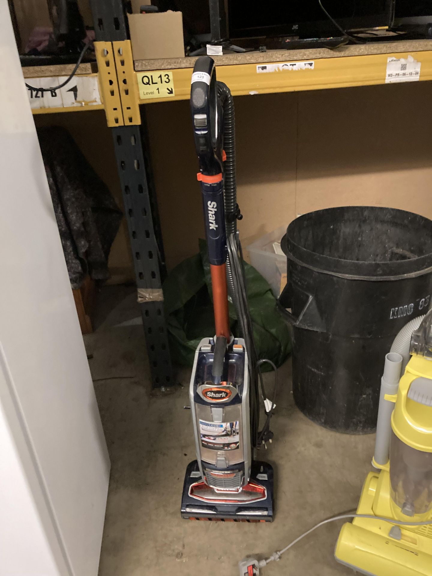 A Shark Lift Away Duo upright vacuum cleaner (saleroom location PO)