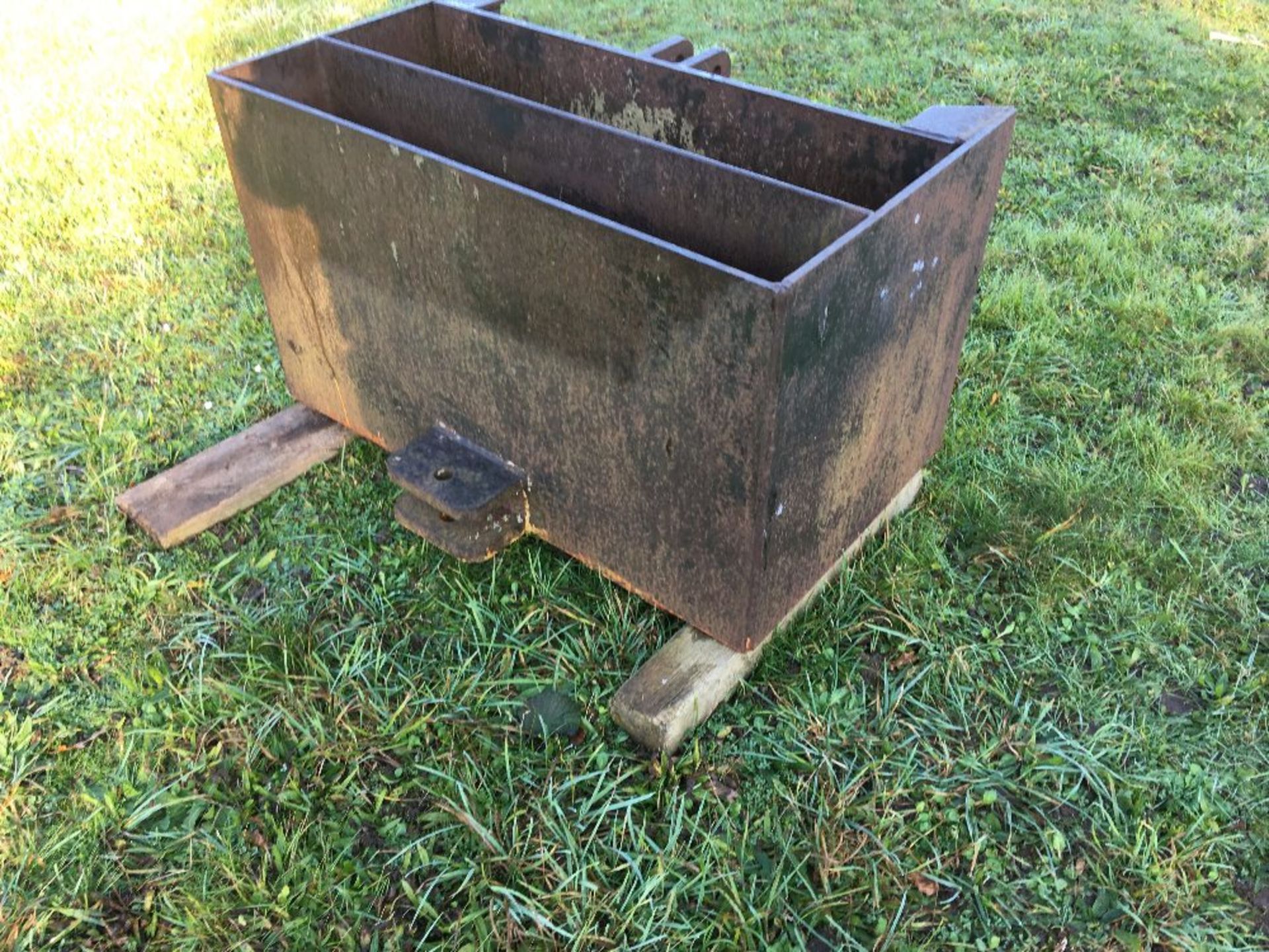 Linkage Weight Box. No VAT on this lot.