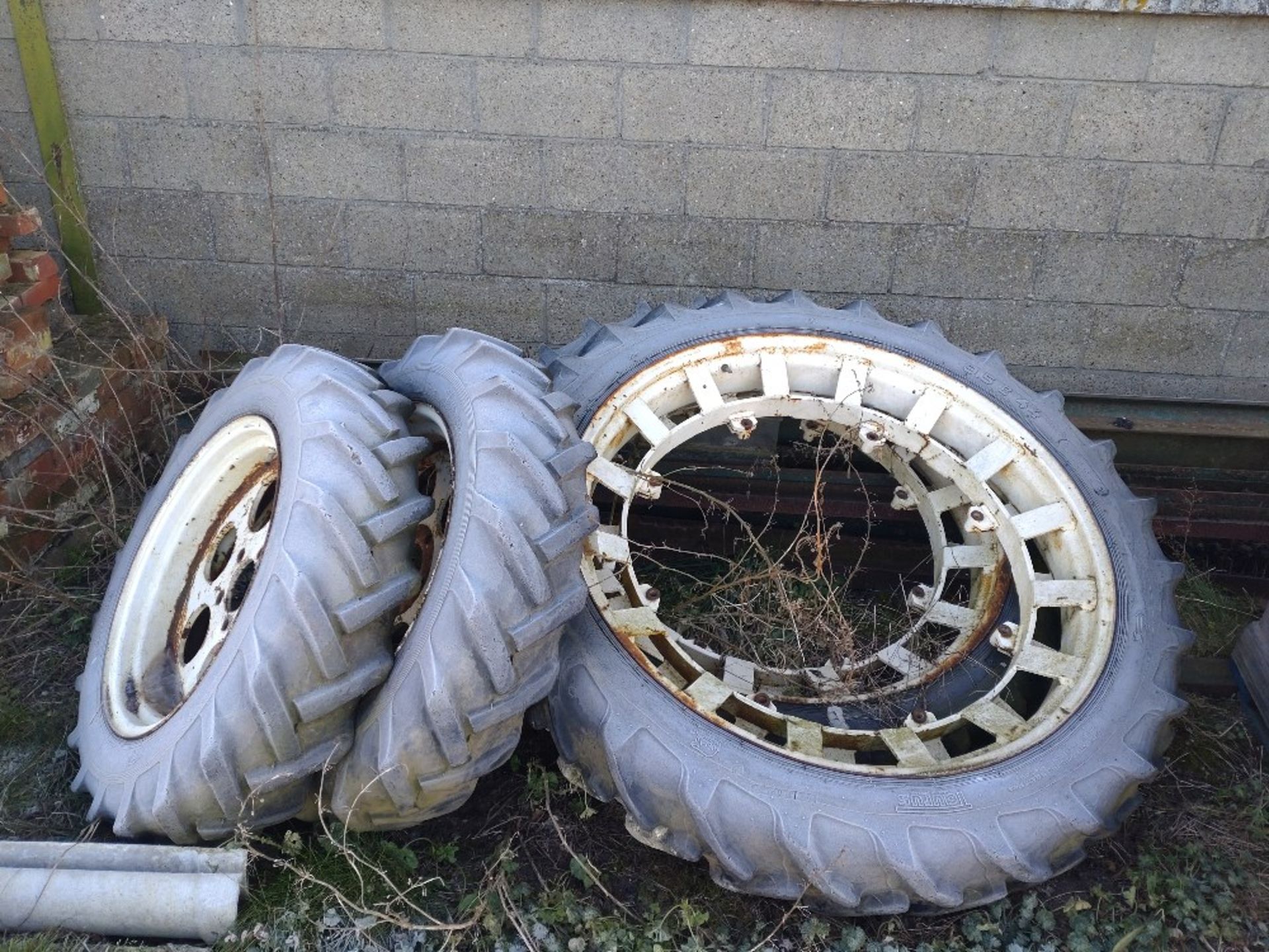 Set of row crop wheels and tyres compris