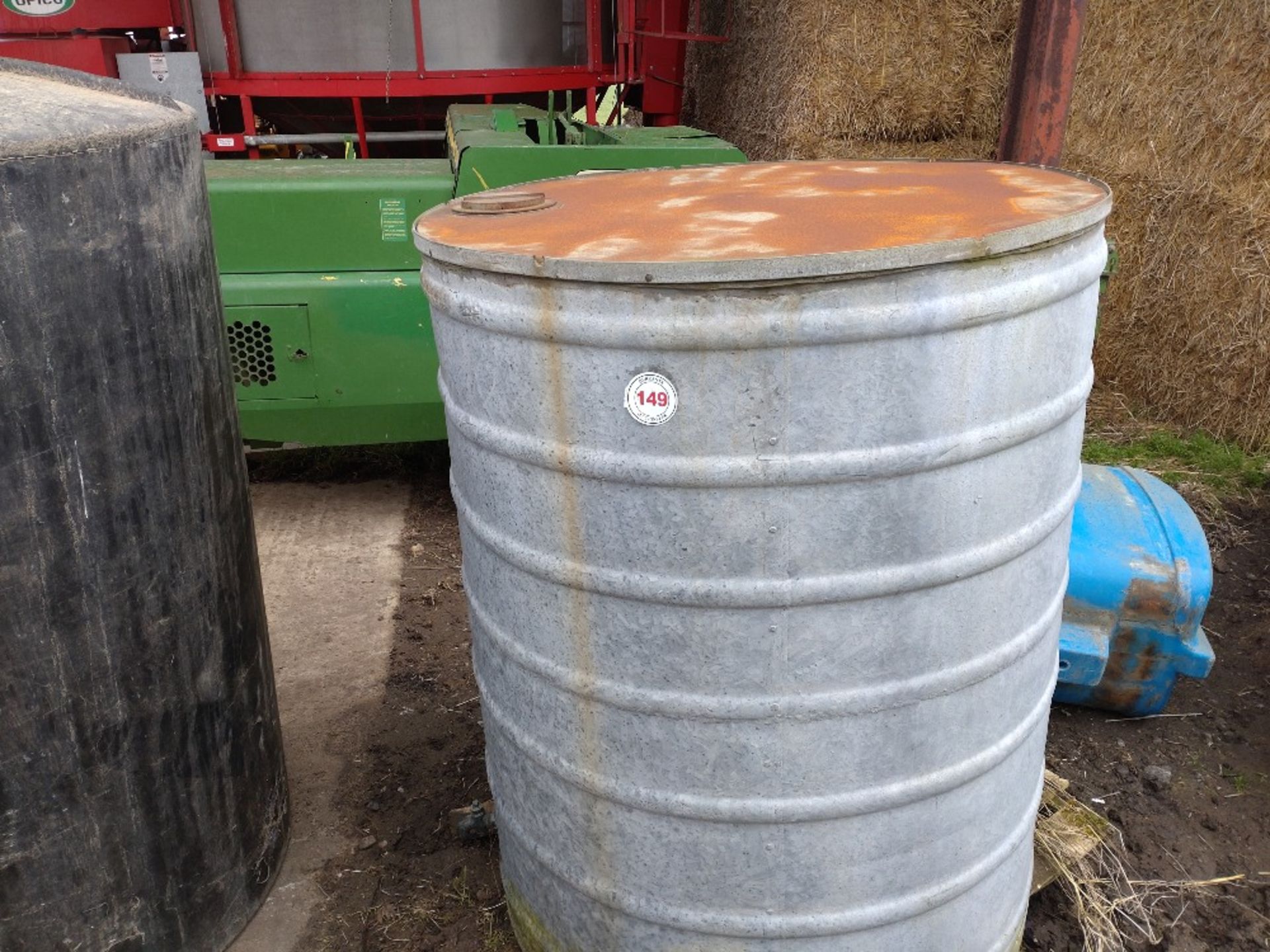 Galvanised tank with tap - Image 2 of 2