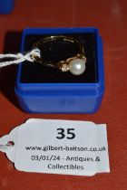 9ct Gold & Pearl Ring Size: N ~2.8g