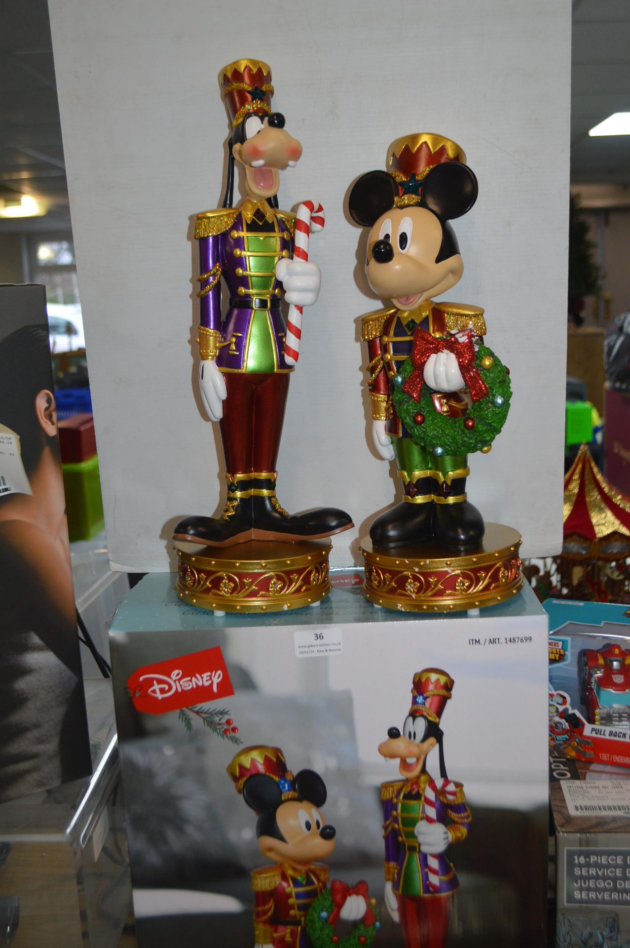 *Disney Mickey & Goofy Holiday Nutcrackers