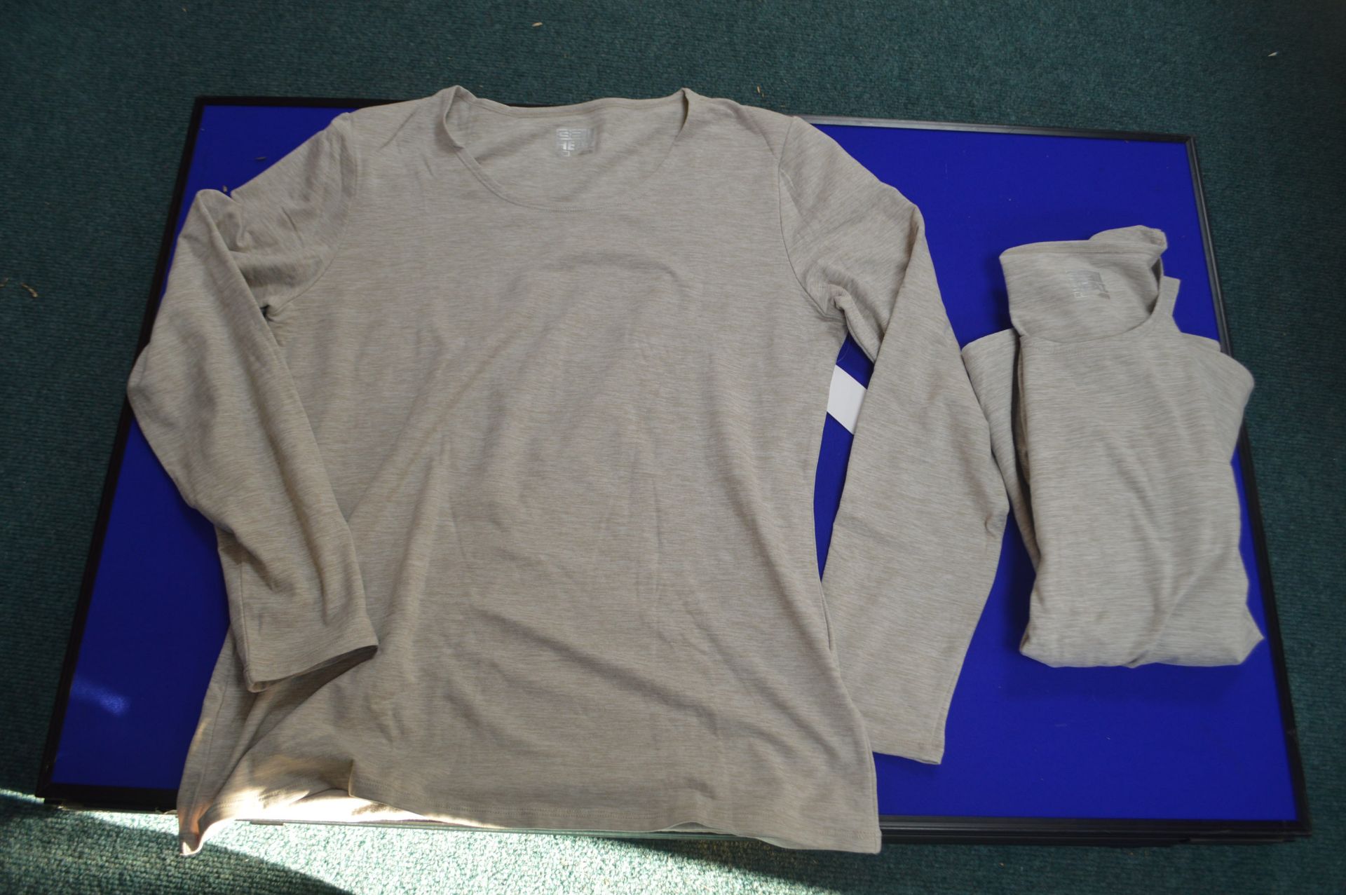 *Two 32 Degrees Heat Thermal Long Sleeve Tops Size: L