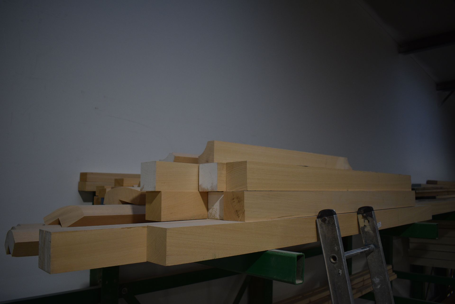 *Assorted Lengths of Wood (up to 3m long) and Corner Panels - Image 2 of 3