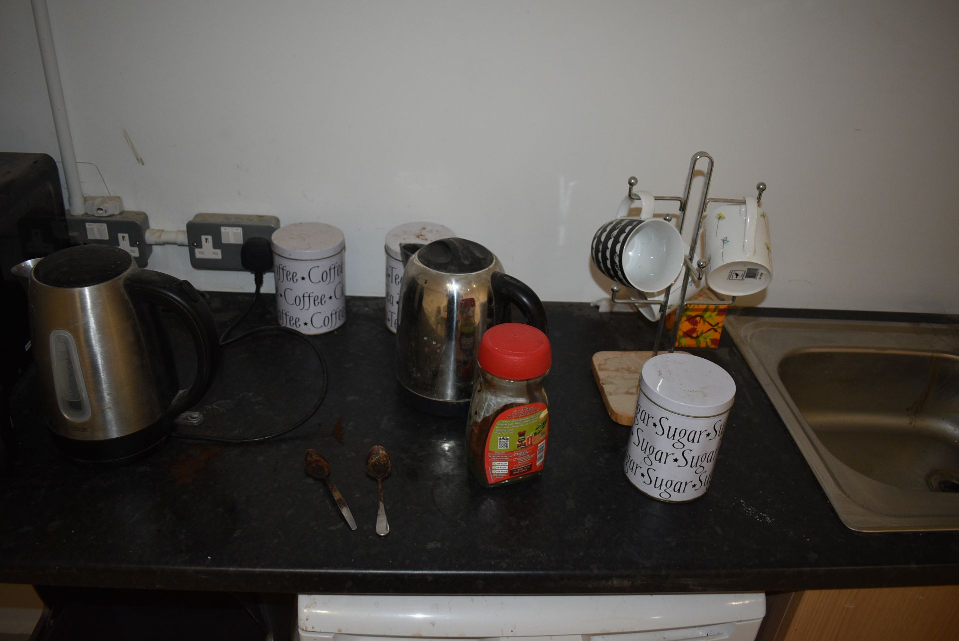 *Loose Contents of The Kitchen to Include Fridge, Cups, Kettle, Microwave, Soda Stream, etc. - Image 3 of 6