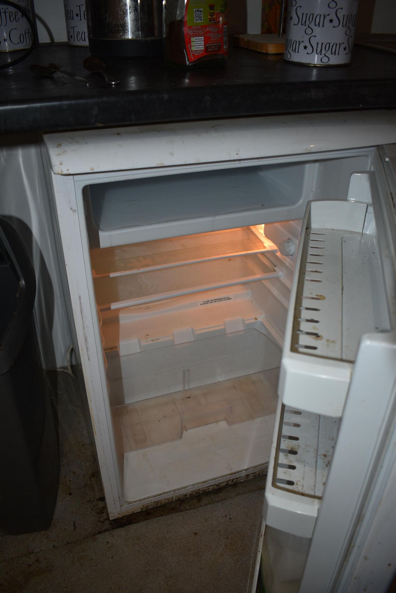 *Loose Contents of The Kitchen to Include Fridge, Cups, Kettle, Microwave, Soda Stream, etc. - Image 5 of 6