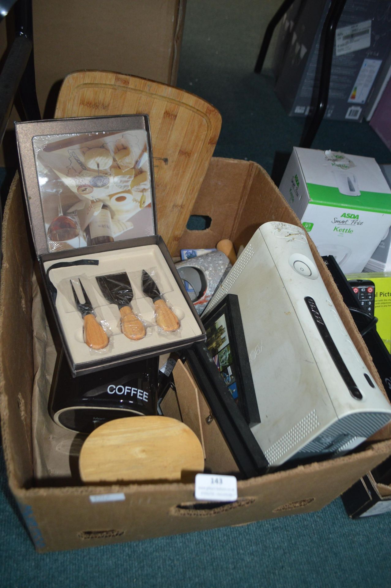 Kitchenware and an Xbox 360