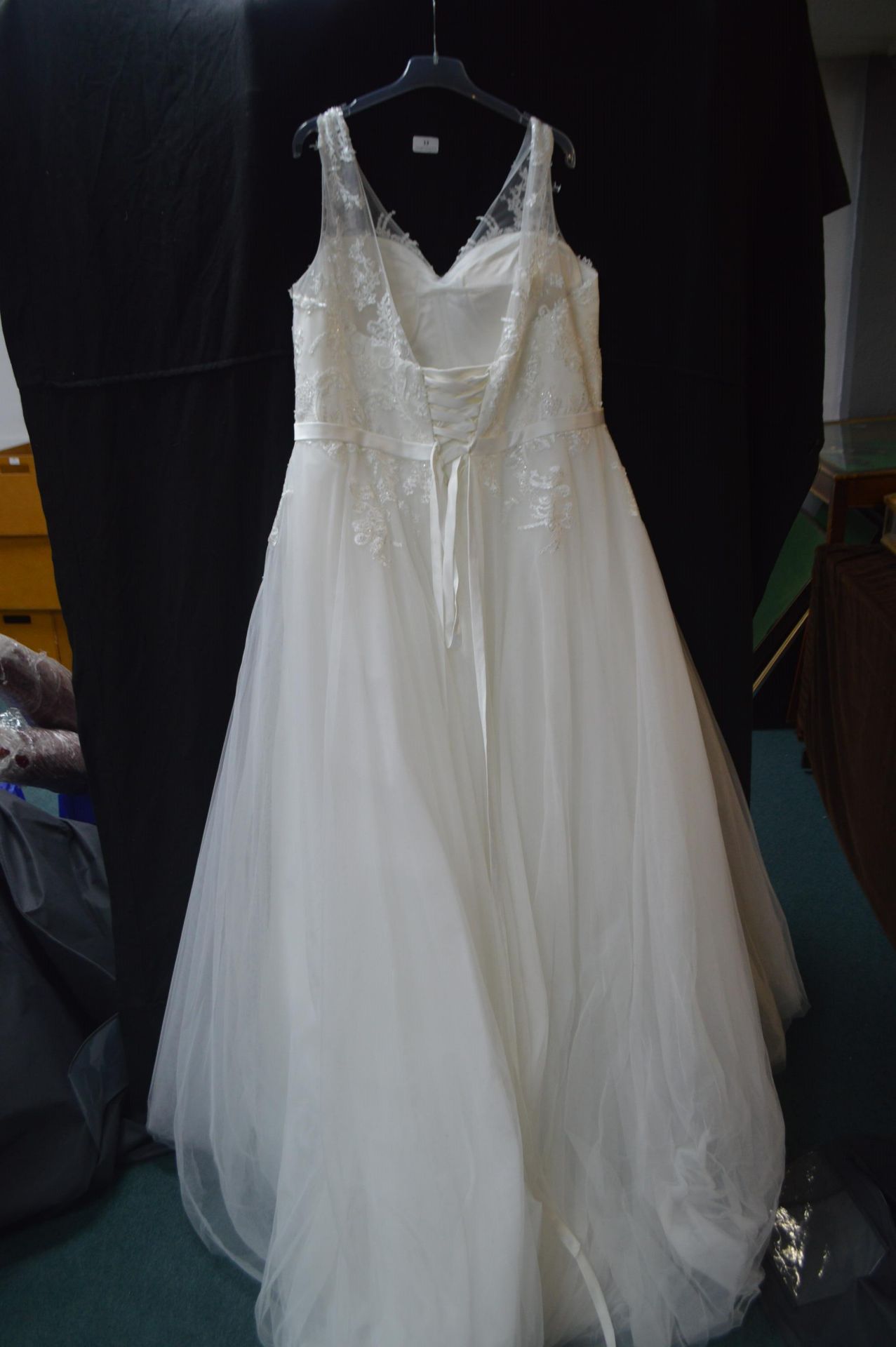Victoria Kay Ivory Wedding Dress Size: 24 - Image 2 of 2