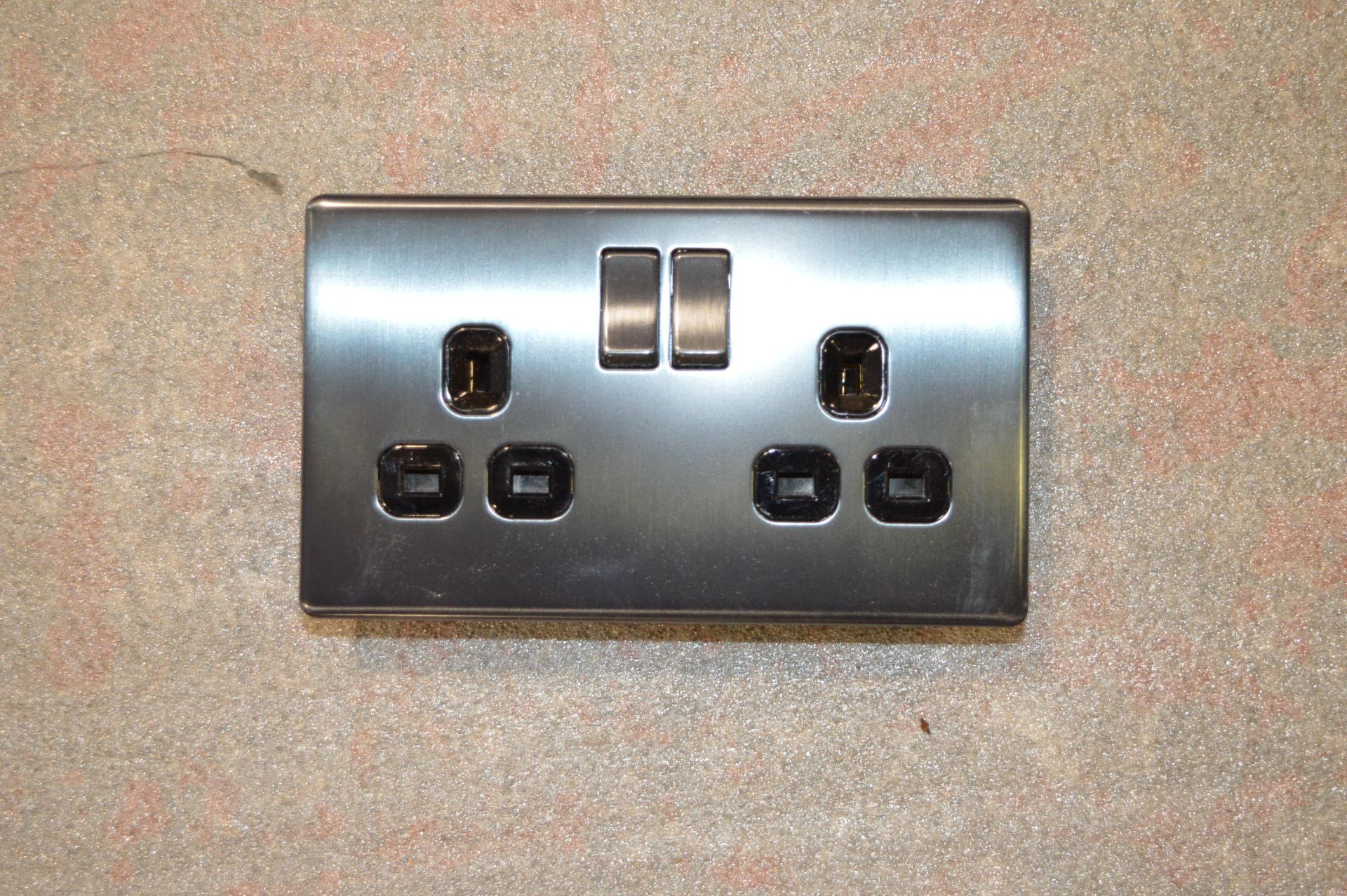 *Five Screwless Flat Plate Double Switched 13a Sockets in Slate Black