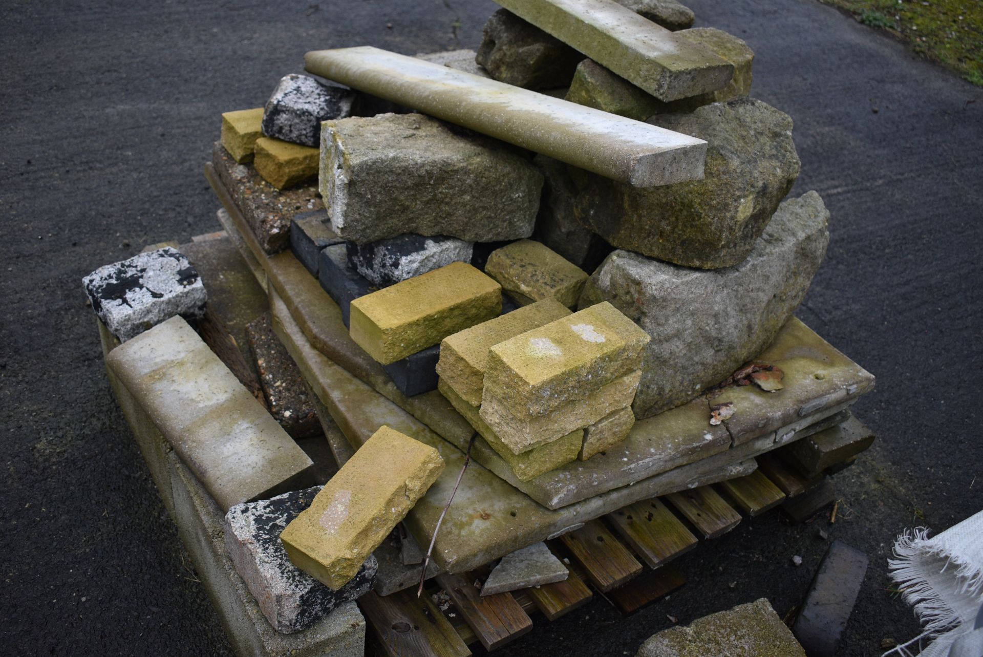 *Pallet of Breezeblocks, Cobblestones, Concrete, and York Stone - Image 3 of 3