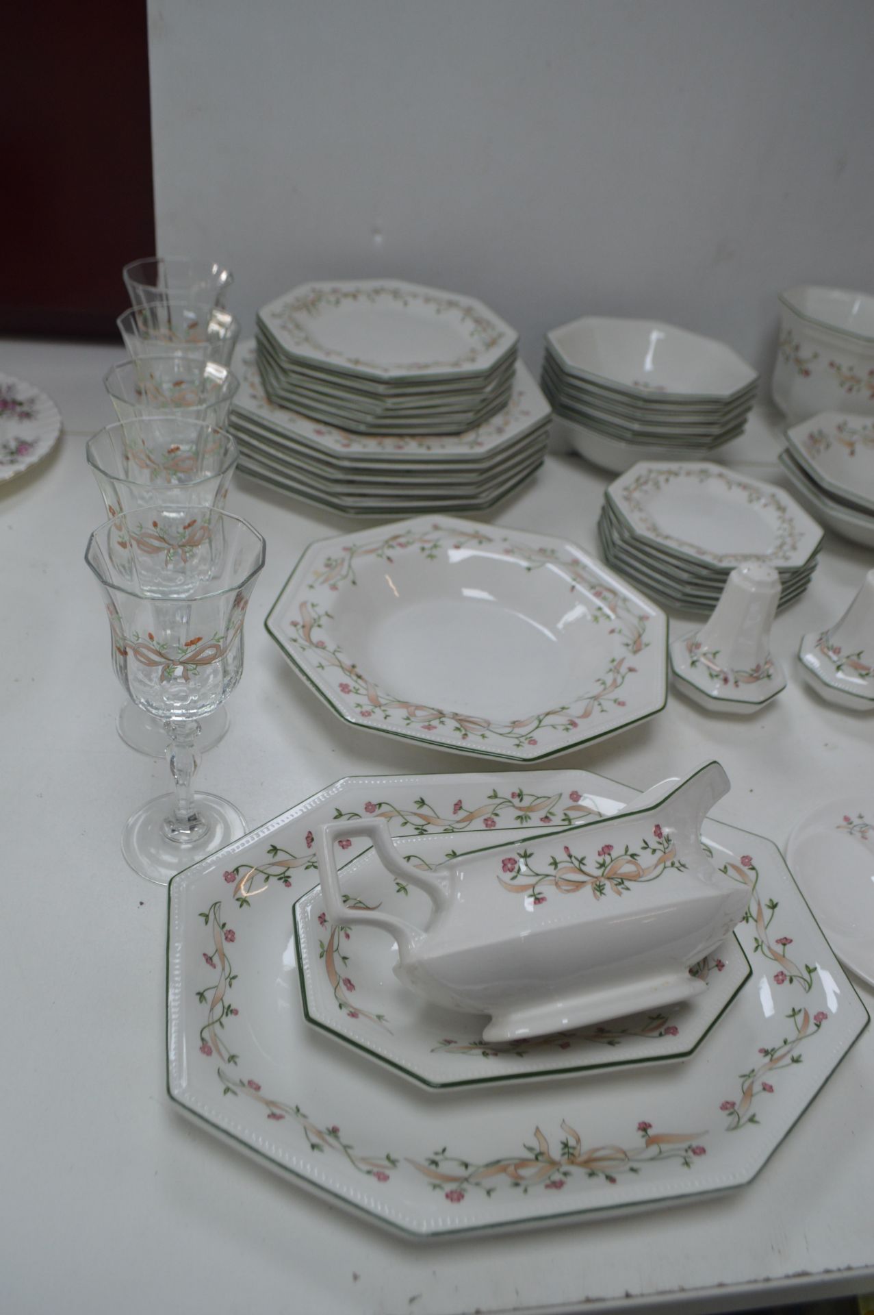 Johnson Brothers Eternal Beau Pattern Dinner Servi - Image 2 of 4