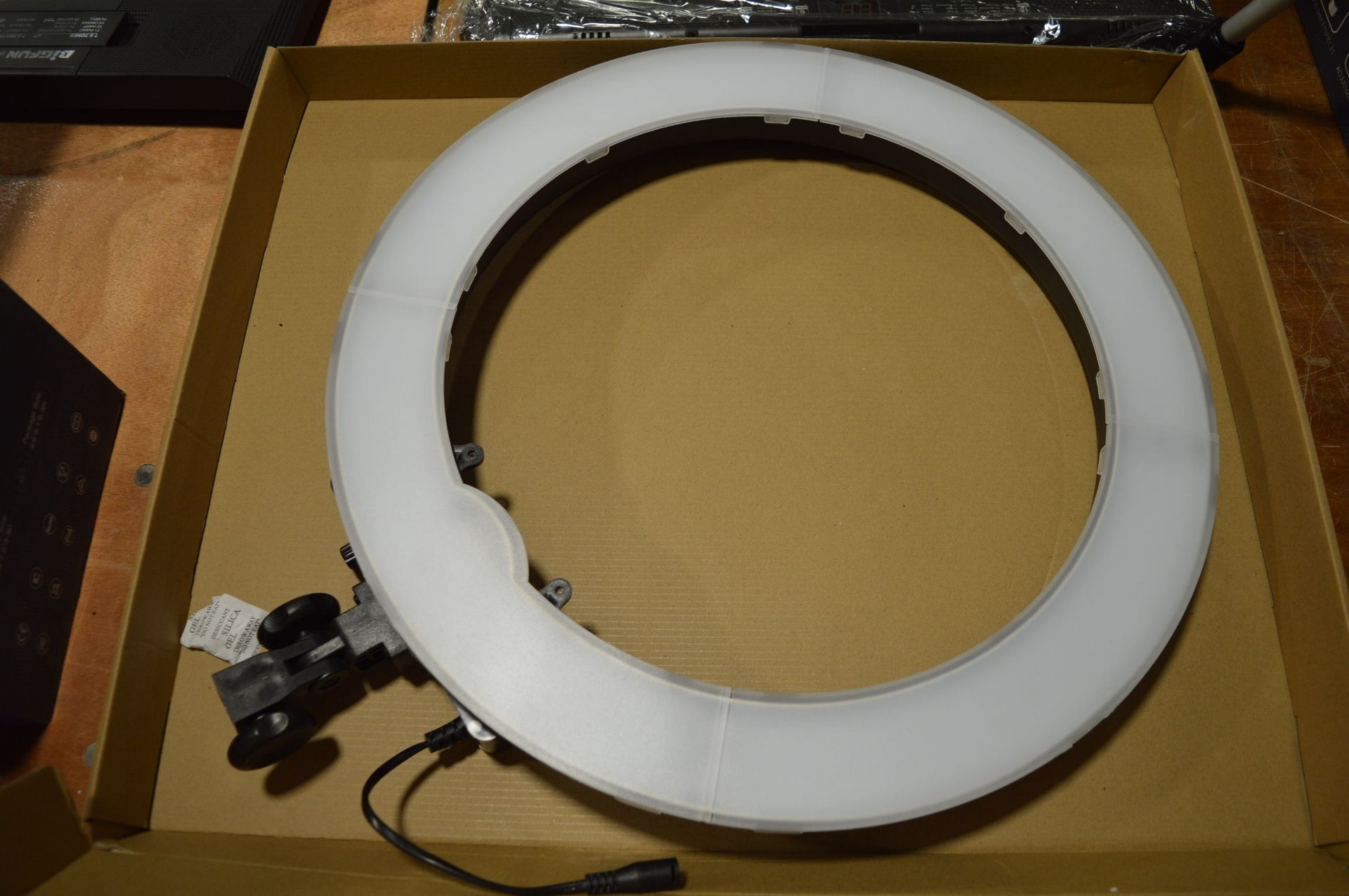 *Neewer Halo Light