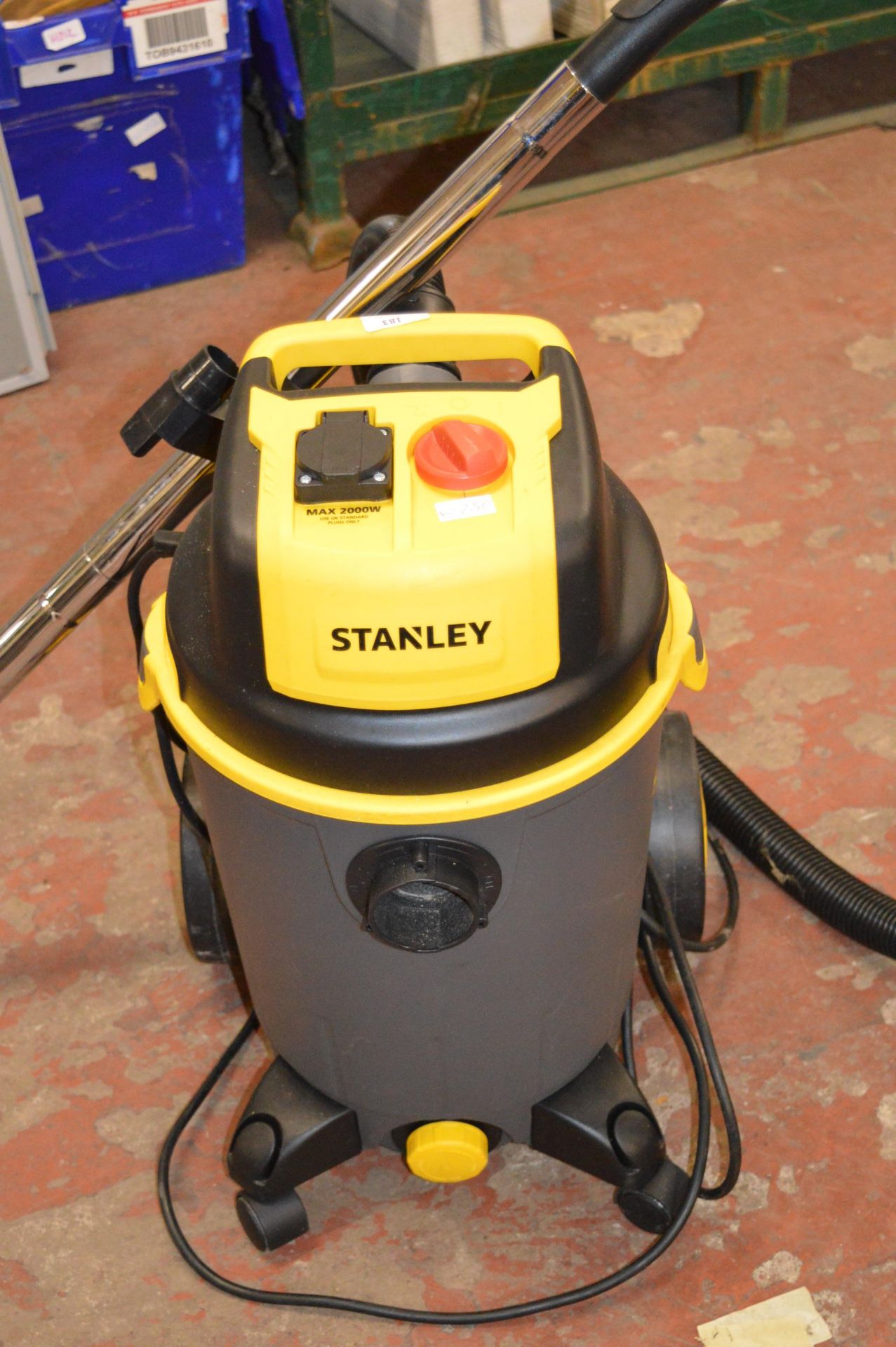 Stanley SXVC25PTDE Wet & Dry Vacuum Cleaner - Image 2 of 3