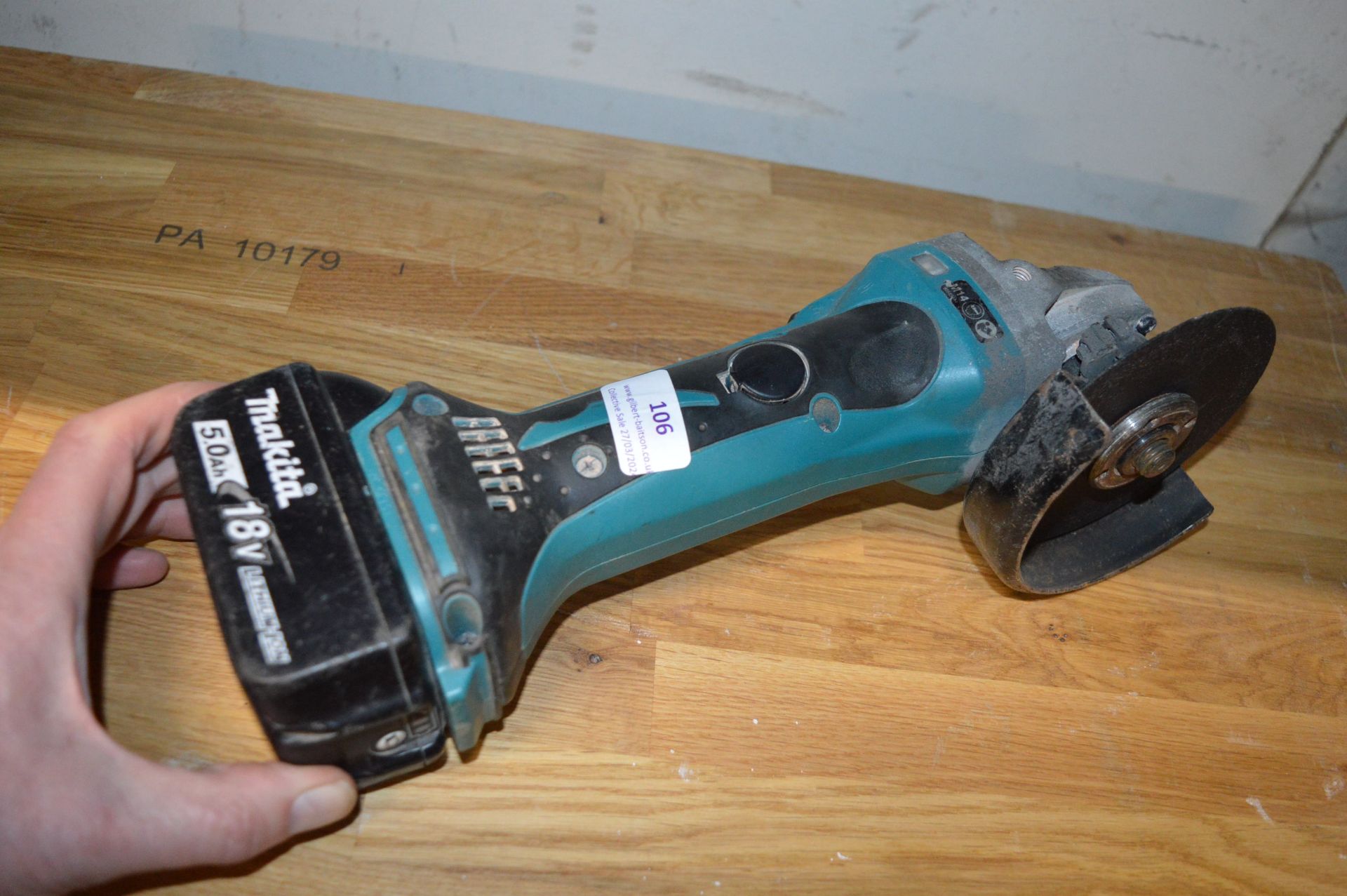 *Makita DGA452 Angle Grinder with Battery