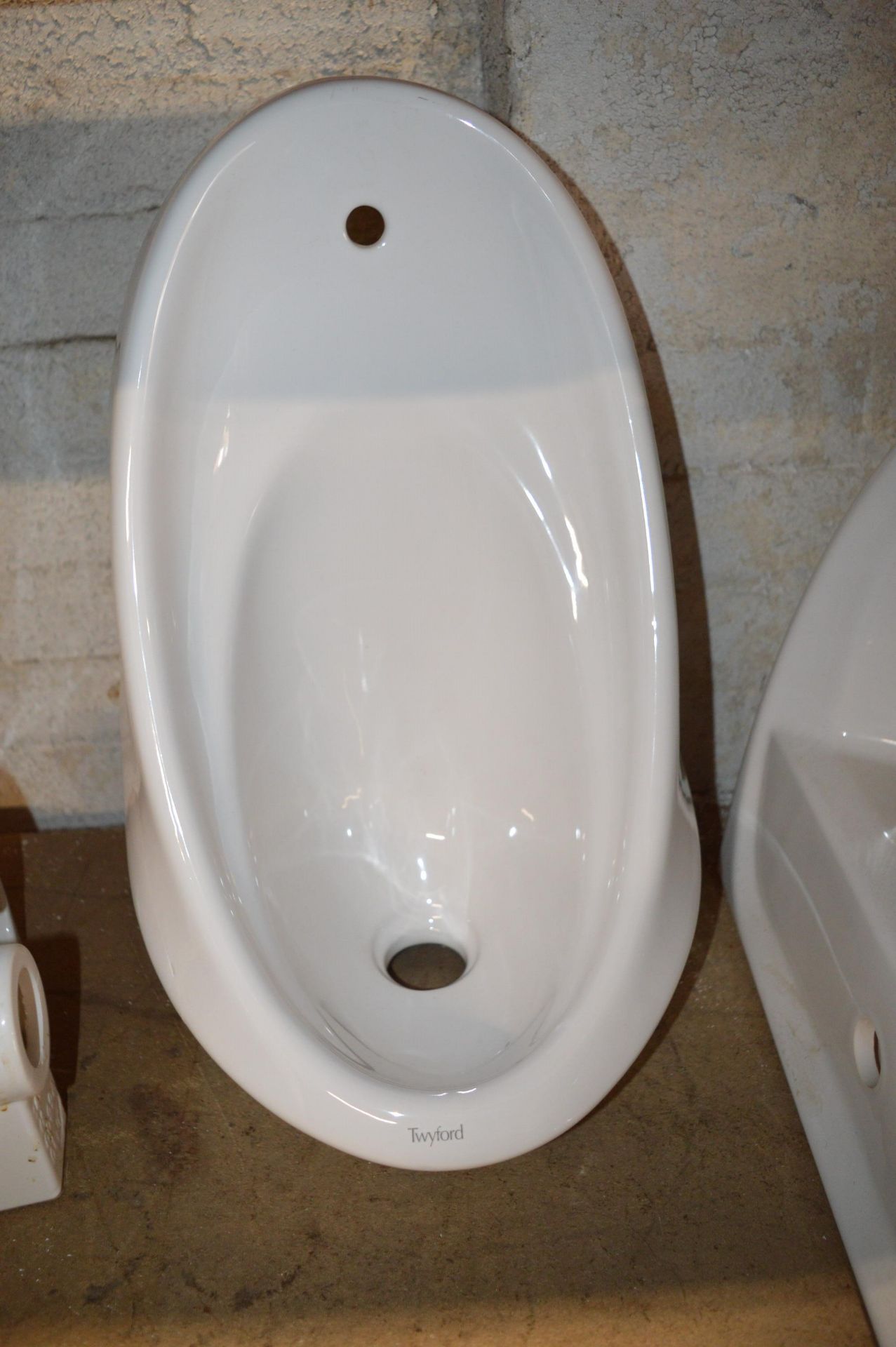 *Four White Ceramic Basins and One Urinal - Bild 3 aus 5