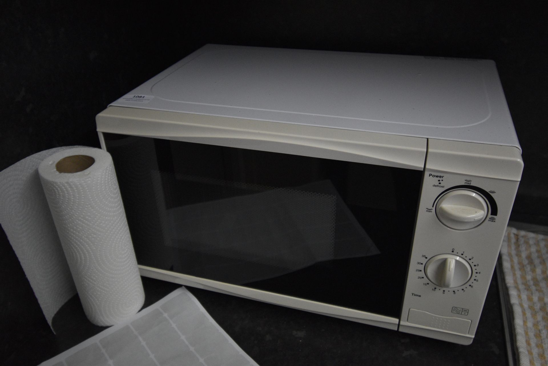 *Domestic Microwave Oven, and a Black Jug kettle (Location: 64 King Edward St, Grimsby, DN31 3JP,