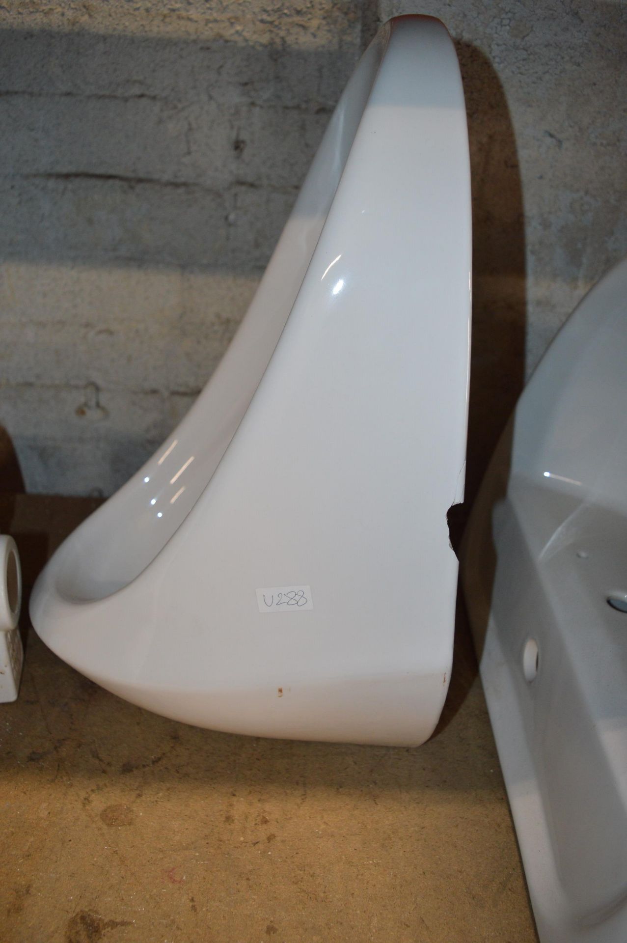 *Four White Ceramic Basins and One Urinal - Bild 4 aus 5