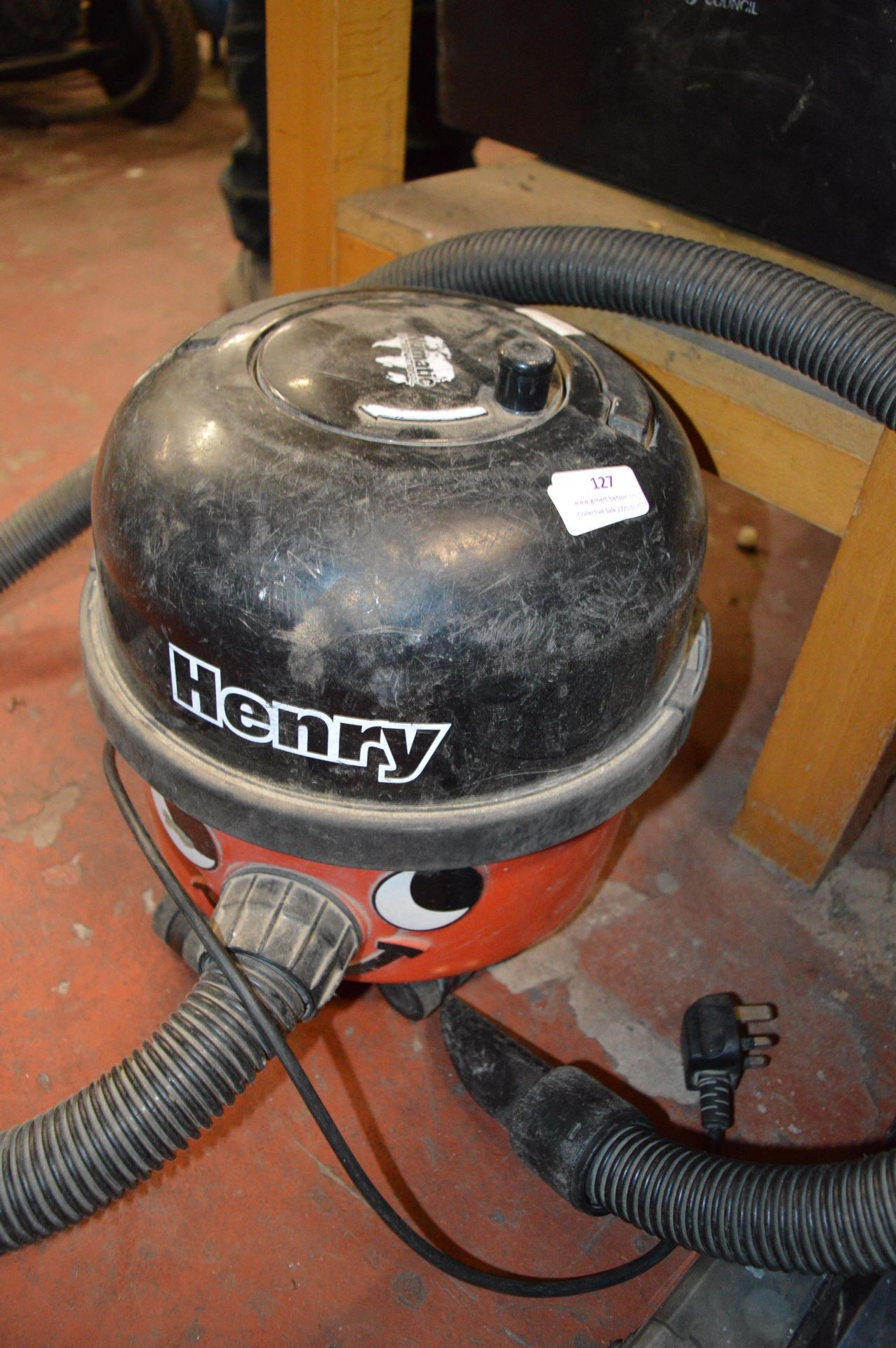 *Henry Vacuum Cleaner - Bild 2 aus 2