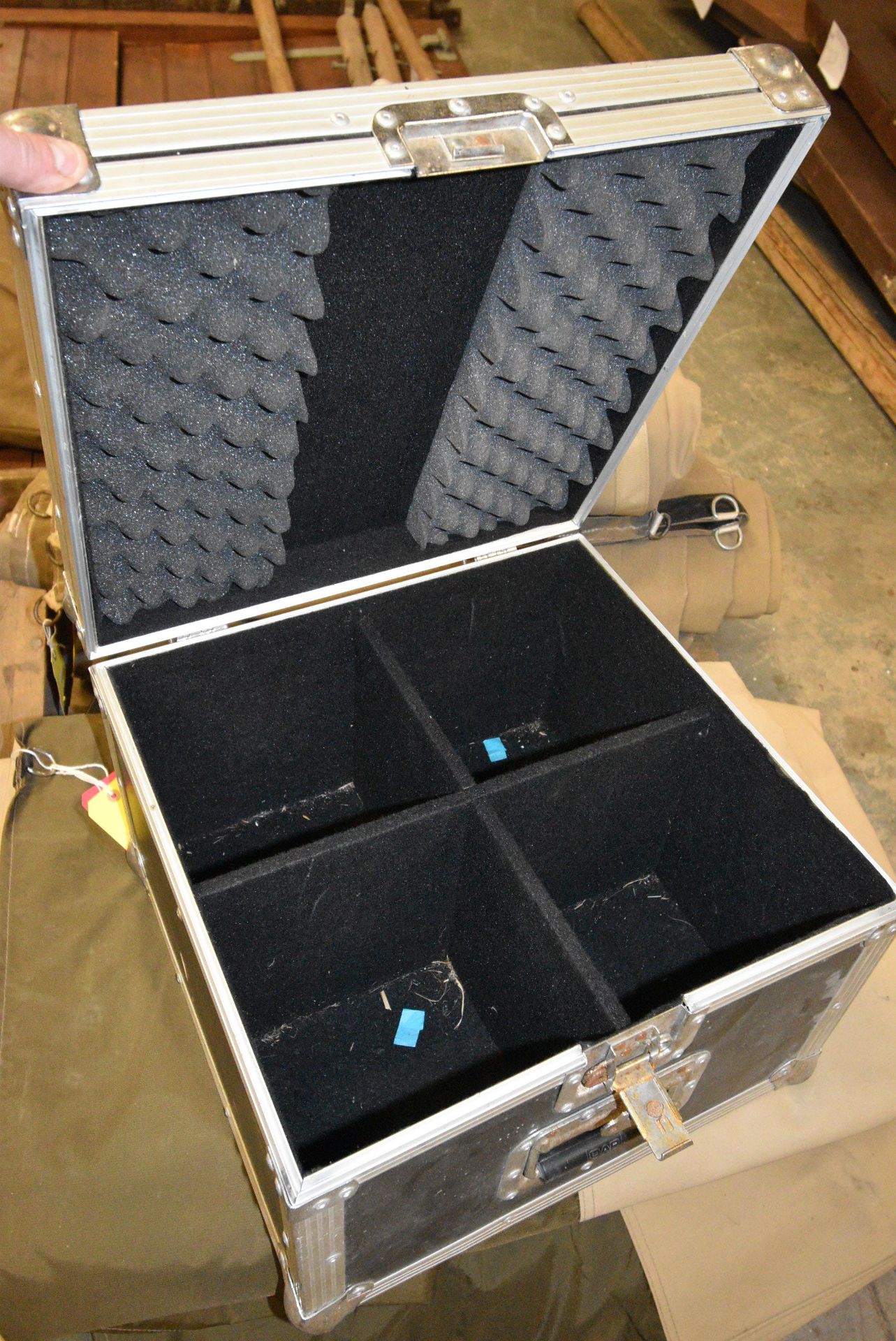 *Heavy Duty Aluminium Flight Case with Hinged Lid, Foam & Felt Lining, Divided into Four - Bild 2 aus 2