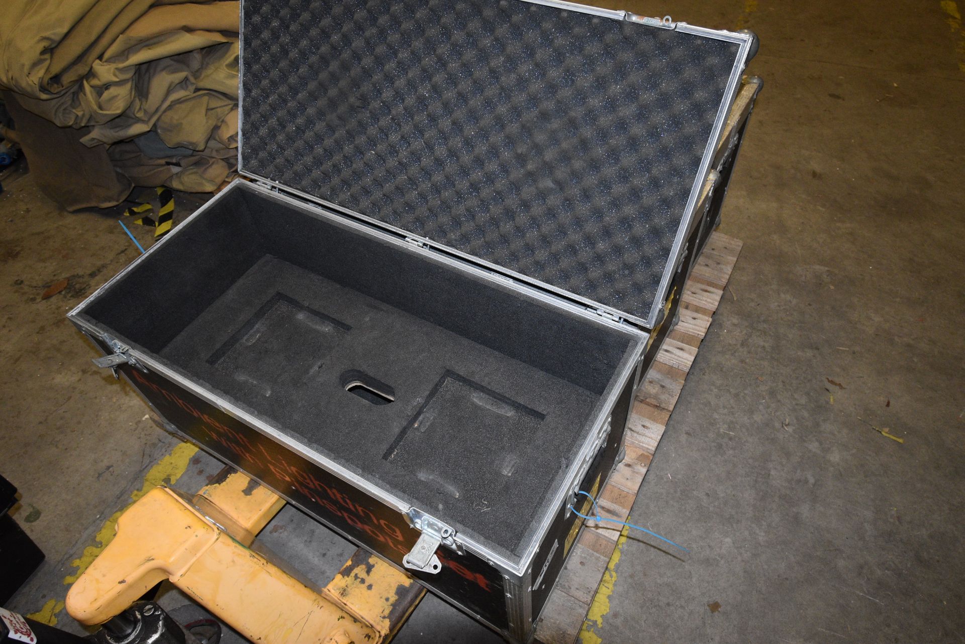 *Heavy Duty Aluminium Flight Case with Hinged Lid 94x45x46cm