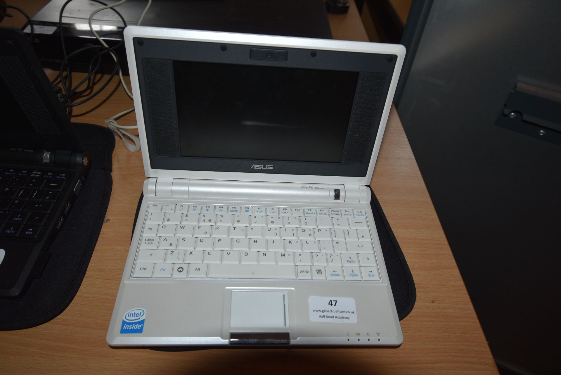 *Asus Eee PC Series 4G Notebook Computer with Charger and Carry Case